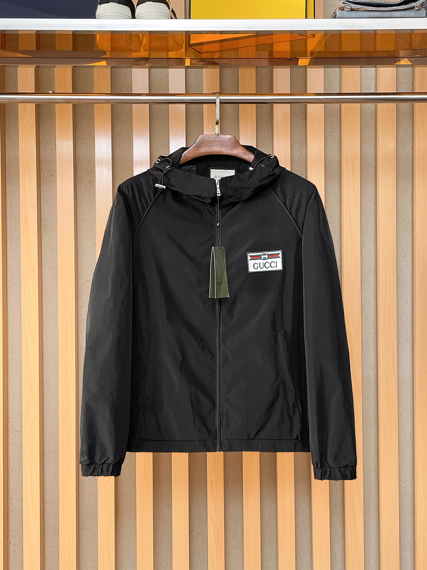 NO:869444,The same style as on the Gucci official website, complete with three labels, sold in advance. 2026ss new spring men's jacket, high-end version with complete three labels from the original order. Custom-made fabrics at the counter. Highly breathable and comfortable, impeccable details, brand element design concept, reflecting high quality. Delicate and soft feel. Casual tailoring, excellent upper body shape. Size M～3XL, maximum wear 195 catties,,jackets & coats,jackets & coats,19860909古奇官网同款,三标齐全,提前发售 2026ss开春新款男士夹克外套,原单三标齐全高端版本 专柜定制面料 透气舒适度高,细节无可挑剔,品牌元素设计理念,体现高品质.手感细腻柔软 呈现休闲裁剪,上身版型超赞 码数M～3XL,最大穿195斤,,jackets & coats,jackets & coats,,Men's clothing