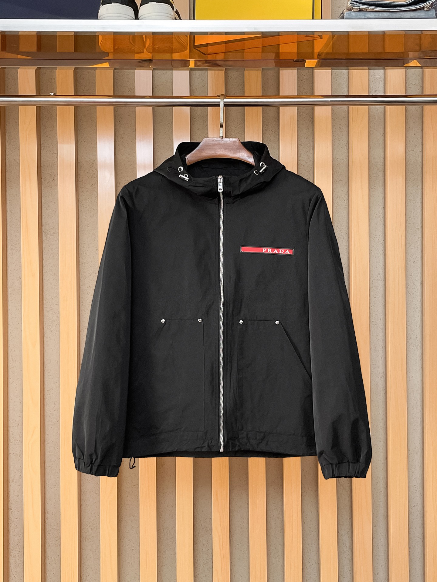NO:869450,The same model from the Prada official website, complete with three labels, sold in advance. 2026ss new spring men's jacket, high-end version with complete three labels from the original order. Custom-made fabrics at the counter. Highly breathable and comfortable, impeccable details, brand element design concept, reflecting high quality. Delicate and soft feel. Casual tailoring, excellent upper body shape. Size M～3XL, maximum wearing capacity is 195 catties., prada, jackets & coats, jackets & coats,19860909普拉达官网同款,三标齐全,提前发售 2026ss开春新款男士夹克外套,原单三标齐全高端版本 专柜定制面料 透气舒适度高,细节无可挑剔,品牌元素设计理念,体现高品质.手感细腻柔软 呈现休闲裁剪,上身版型超赞 码数M～3XL,最大穿195斤,,prada,jackets & coats,jackets & coats,,Men's clothing