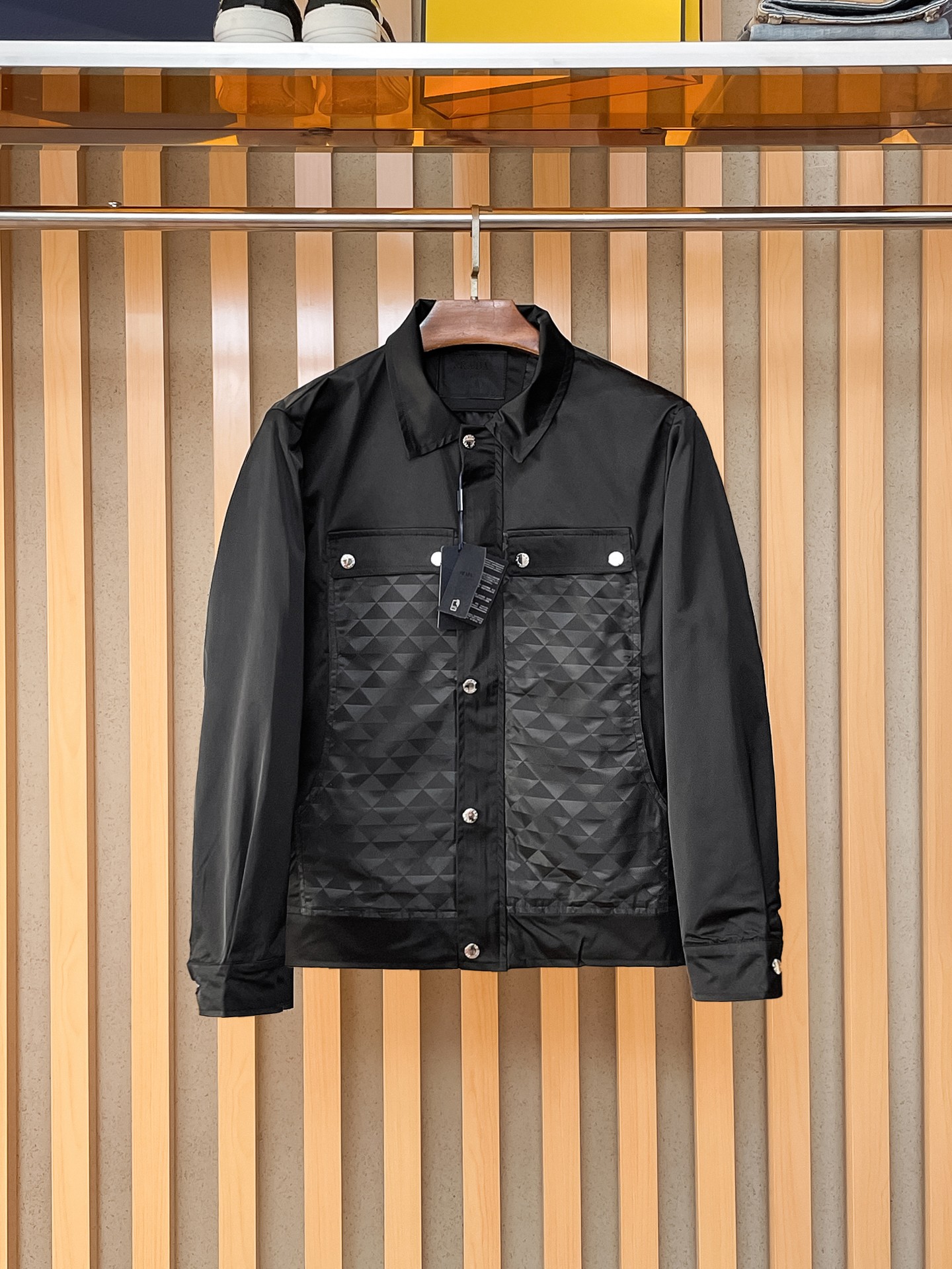 NO:869456,The same model from the Prada official website, complete with three labels, sold in advance. 2026ss new spring men's jacket, high-end version with complete three labels from the original order. Custom-made fabrics at the counter. Highly breathable and comfortable, impeccable details, brand element design concept, reflecting high quality. Delicate and soft feel. Casual tailoring, excellent upper body shape. Size M～3XL, maximum wearing capacity is 195 catties., prada, jackets & coats, jackets & coats,19860909普拉达官网同款,三标齐全,提前发售 2026ss开春新款男士夹克外套,原单三标齐全高端版本 专柜定制面料 透气舒适度高,细节无可挑剔,品牌元素设计理念,体现高品质.手感细腻柔软 呈现休闲裁剪,上身版型超赞 码数M～3XL,最大穿195斤,,prada,jackets & coats,jackets & coats,,Men's clothing