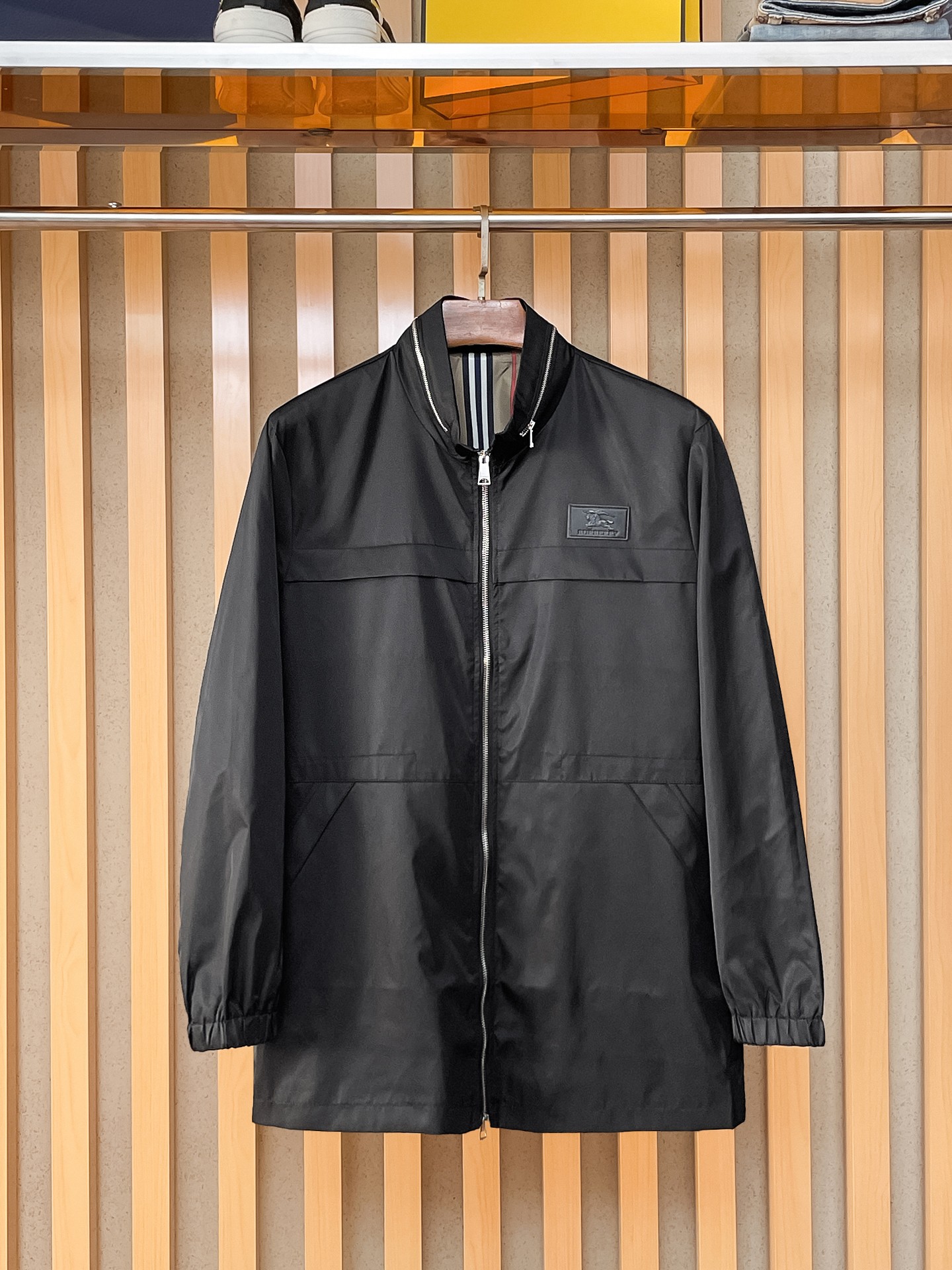 NO:869463,The same model on Burberry's official website, complete with three labels, on sale in advance. 2026ss new spring men's jacket, high-end version with complete three labels from the original order. Custom-made fabrics at the counter. Highly breathable and comfortable, impeccable details, brand element design concept, reflecting high quality. Delicate and soft feel. Casual tailoring, excellent upper body size. M～3XL, maximum wear 195 catties,,burberry,jackets & coats,jackets & coats,19860909巴宝莉官网同款,三标齐全,提前发售 2026ss开春新款男士夹克外套,原单三标齐全高端版本 专柜定制面料 透气舒适度高,细节无可挑剔,品牌元素设计理念,体现高品质.手感细腻柔软 呈现休闲裁剪,上身版型超赞 码数M～3XL,最大穿195斤,,burberry,jackets & coats,jackets & coats,,Men's clothing