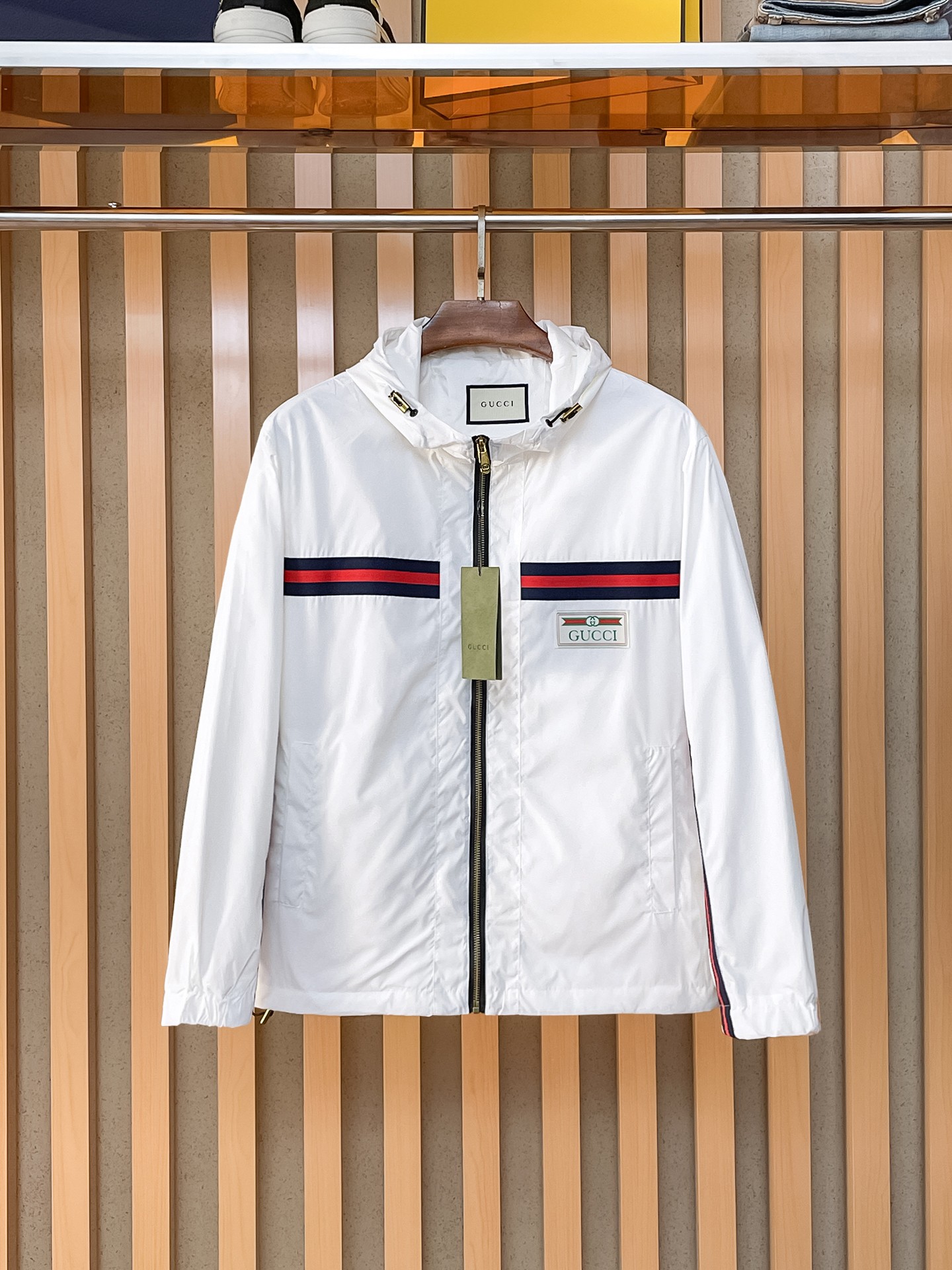 NO:869472,The same style as on the Gucci official website, complete with three labels, sold in advance. 2026ss new spring men's jacket, high-end version with complete three labels from the original order. Custom-made fabrics at the counter. Highly breathable and comfortable, impeccable details, brand element design concept, reflecting high quality. Delicate and soft feel. Casual tailoring, excellent upper body shape. Size M～3XL, maximum wear 195 catties,,jackets & coats,jackets & coats,19860909古奇官网同款,三标齐全,提前发售 2026ss开春新款男士夹克外套,原单三标齐全高端版本 专柜定制面料 透气舒适度高,细节无可挑剔,品牌元素设计理念,体现高品质.手感细腻柔软 呈现休闲裁剪,上身版型超赞 码数M～3XL,最大穿195斤,,jackets & coats,jackets & coats,,Men's clothing