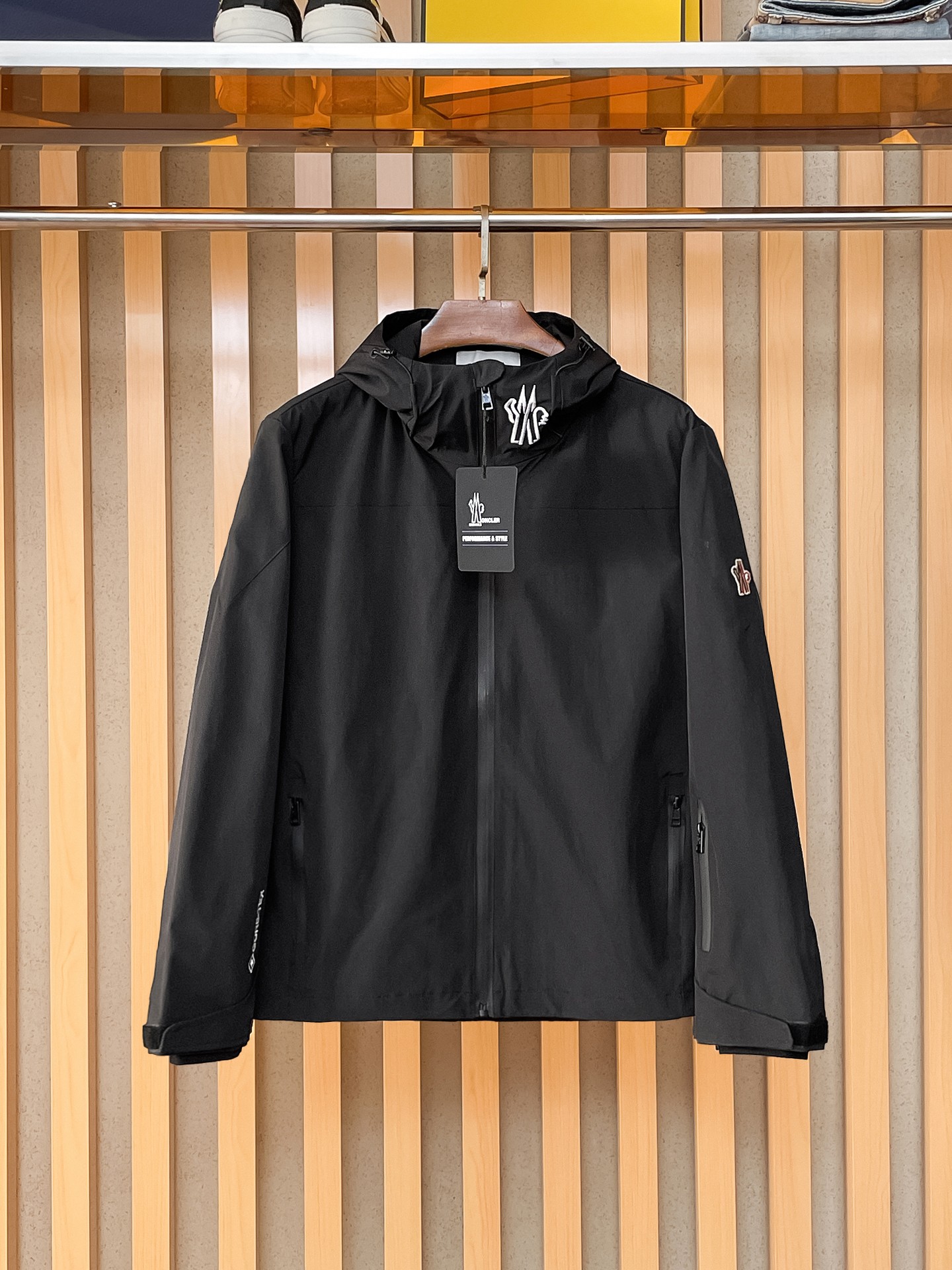 NO:869423,Same style as Mengkou's official website, complete with three labels, sold in advance. 2026ss new spring men's jacket, high-end version with complete three labels of the original order. Custom-made fabrics at the counter. Highly breathable and comfortable, impeccable details, brand element design concept, reflecting high quality. Delicate and soft feel. Casual tailoring, excellent upper body size. Size M~3XL, maximum wear 195 catties, Moncler, jackets & coats, jackets & coats,19860909蒙口官网同款,三标齐全,提前发售 2026ss开春新款男士夹克外套,原单三标齐全高端版本 专柜定制面料 透气舒适度高,细节无可挑剔,品牌元素设计理念,体现高品质.手感细腻柔软 呈现休闲裁剪,上身版型超赞 码数M～3XL,最大穿195斤,,Moncler,jackets & coats,jackets & coats,,Men's clothing