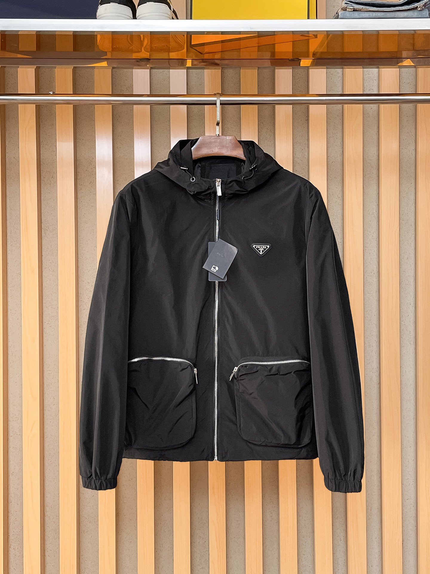 NO:869427,The same model from the Prada official website, complete with three labels, sold in advance. 2026ss new spring men's jacket, high-end version with complete three labels from the original order. Custom-made fabrics at the counter. Highly breathable and comfortable, impeccable details, brand element design concept, reflecting high quality. Delicate and soft feel. Casual tailoring, excellent upper body shape. Size M～3XL, maximum wearing capacity is 195 catties., prada, jackets & coats, jackets & coats,19860909普拉达官网同款,三标齐全,提前发售 2026ss开春新款男士夹克外套,原单三标齐全高端版本 专柜定制面料 透气舒适度高,细节无可挑剔,品牌元素设计理念,体现高品质.手感细腻柔软 呈现休闲裁剪,上身版型超赞 码数M～3XL,最大穿195斤,,prada,jackets & coats,jackets & coats,,Men's clothing