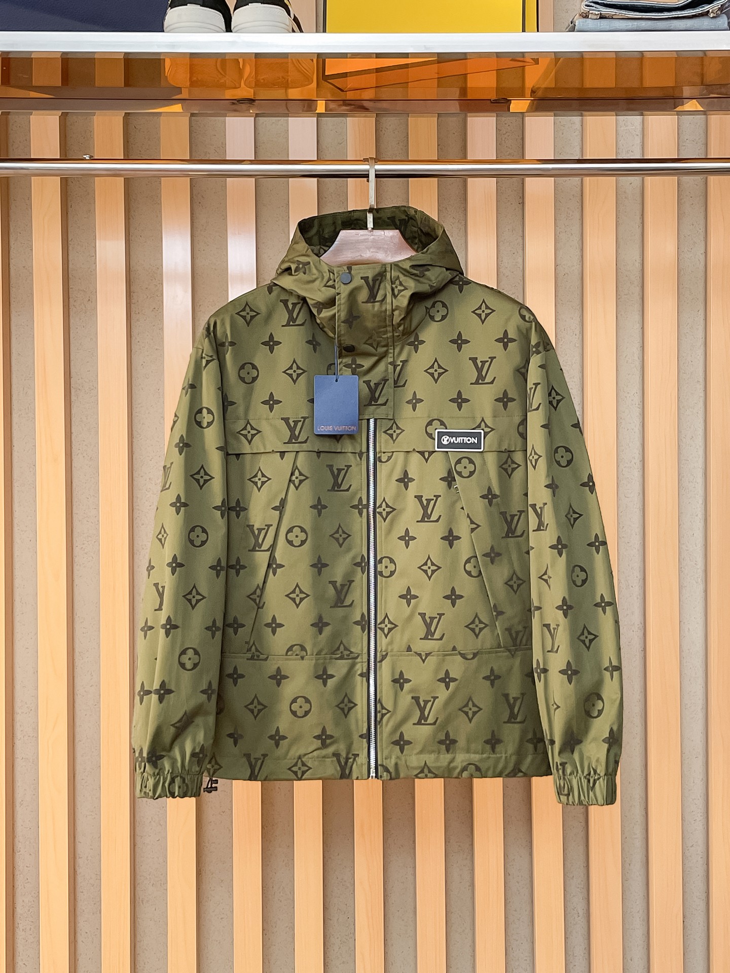 NO:869431,Same style as LV official website, complete with three labels, sold in advance. 2026ss new spring men's jacket, high-end version with complete three labels of the original order. Custom-made fabrics at the counter. Highly breathable and comfortable, impeccable details, brand element design concept, reflecting high quality. Delicate and soft feel. Casual tailoring, excellent upper body size. Size M～3XL, maximum wearing capacity is 195 catties. Louis vuitton, jackets & coats,jackets & coats,19860909LV官网同款,三标齐全,提前发售 2026ss开春新款男士夹克外套,原单三标齐全高端版本 专柜定制面料 透气舒适度高,细节无可挑剔,品牌元素设计理念,体现高品质.手感细腻柔软 呈现休闲裁剪,上身版型超赞 码数M～3XL,最大穿195斤,,louis vuitton,jackets & coats,jackets & coats,,Men's clothing