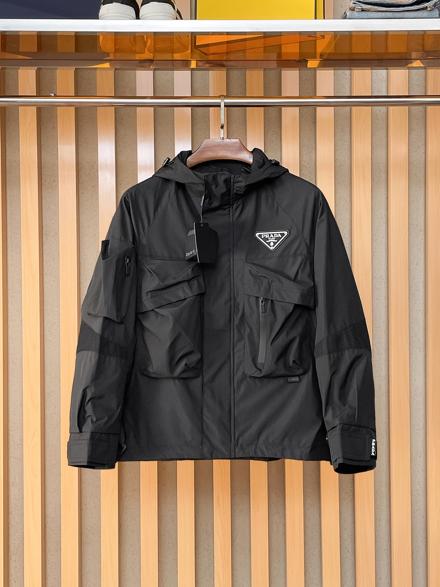 NO:869436,The same model from the Prada official website, complete with three labels, sold in advance. 2026ss new spring men's jacket, high-end version with complete three labels from the original order. Custom-made fabrics at the counter. Highly breathable and comfortable, impeccable details, brand element design concept, reflecting high quality. Delicate and soft feel. Casual tailoring, excellent upper body shape. Size M～3XL, maximum wearing capacity is 195 catties., prada, jackets & coats, jackets & coats,19860909普拉达官网同款,三标齐全,提前发售 2026ss开春新款男士夹克外套,原单三标齐全高端版本 专柜定制面料 透气舒适度高,细节无可挑剔,品牌元素设计理念,体现高品质.手感细腻柔软 呈现休闲裁剪,上身版型超赞 码数M～3XL,最大穿195斤,,prada,jackets & coats,jackets & coats,,Men's clothing