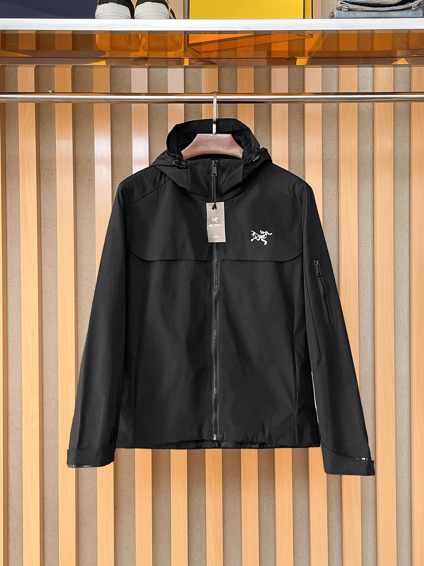 NO:869442,Same style as Arc'teryx official website, complete with three labels, on sale in advance. 2026ss new spring men's jackets, high-end version with complete three labels of the original order. Custom-made fabrics at the counter. Highly breathable and comfortable, impeccable details, brand element design concept, reflecting high quality. Delicate and soft feel. Casual tailoring, excellent upper body shape. Size M~3XL, maximum wearing capacity is 195 catties. arc'teryx, jackets & coats, jackets & coats,19860909始祖鸟官网同款,三标齐全,提前发售 2026ss开春新款男士夹克外套,原单三标齐全高端版本 专柜定制面料 透气舒适度高,细节无可挑剔,品牌元素设计理念,体现高品质.手感细腻柔软 呈现休闲裁剪,上身版型超赞 码数M～3XL,最大穿195斤,arc'teryx,jackets & coats,jackets & coats,,Men's clothing