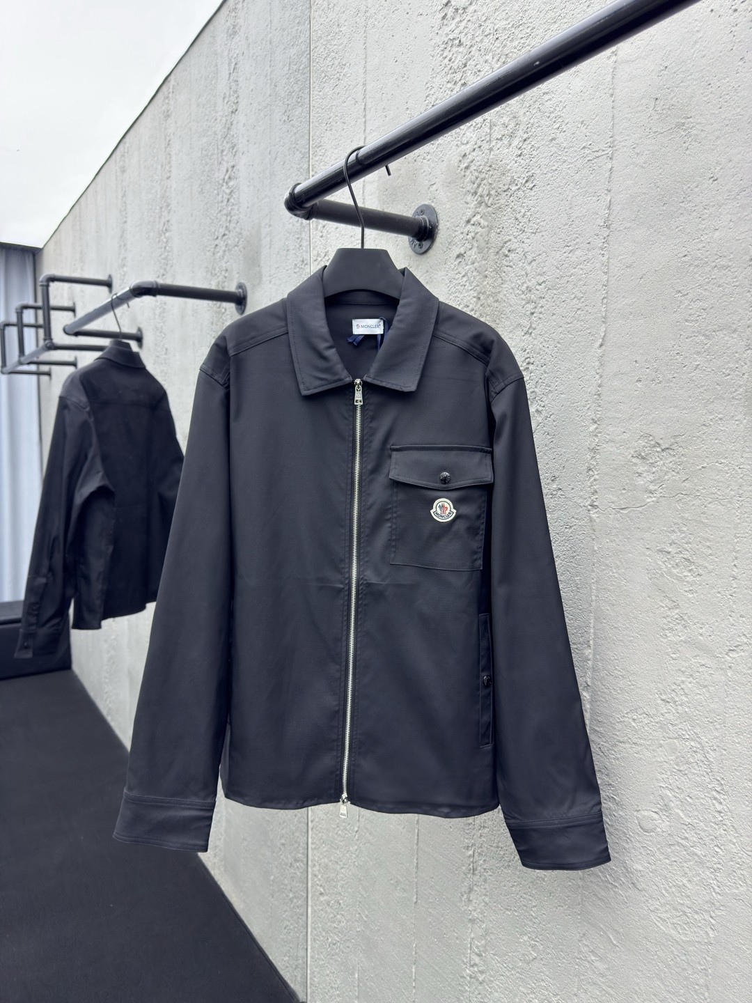 NO:954560,Moncler logo zipper shirt jacket ●Purchase and development ●Item No. 160999-B20 ●Cotton fabric ●Made with craft embroidery ●Fit-fitting version ●Weight approximately 635 grams ●Size M~3XL ●Description Custom-made high-quality cotton hidden pattern gabardine Full texture Comfortable and close to the skin Encounter brown tones Exudes restrained tenderness The iconic Moncler logo embroidered logo is embellished to increase brand recognition  Simple and smooth lines. The zipper opening and closing also follows the principle of minimalism. Use simplicity as the pen and texture as the ink. Use the simplest to outline the most moving fashion picture. The overall line is straight and delicate, the fabric is comfortable and soft, and the color is consistent without color difference. It can be matched with the same style to create a fashionable look and control various occasions. Customized accessories, complete three standards, the same style for men and women!  ,,jackets & coats,shirts,19860909Moncler 标识拉链衬衫式夹克 ●购入开发 ●货号160999-B20 ●面料棉质面料 ●工艺刺绣制作 ●版型合身版型 ●克重约635克 ●尺码M~3XL ●描述定制臻品棉质隐纹华达呢 质感十足 舒适贴肤 邂逅棕调 散发着内敛的温柔 标志性Moncler标识绣标点缀其上 增添品牌辨识度 简洁流畅的线条 拉链开合亦遵循极简原则 以简洁为笔 以质感为墨 用最简洁的 勾勒出最动人的时尚画卷,整体走线平直细腻,面料舒适柔软,颜色一致无色差,能与同款搭配营造时尚造型,驾驭各种场合,定制辅料,三标齐全,男女同款！,,jackets & coats,shirts,,Men's clothing