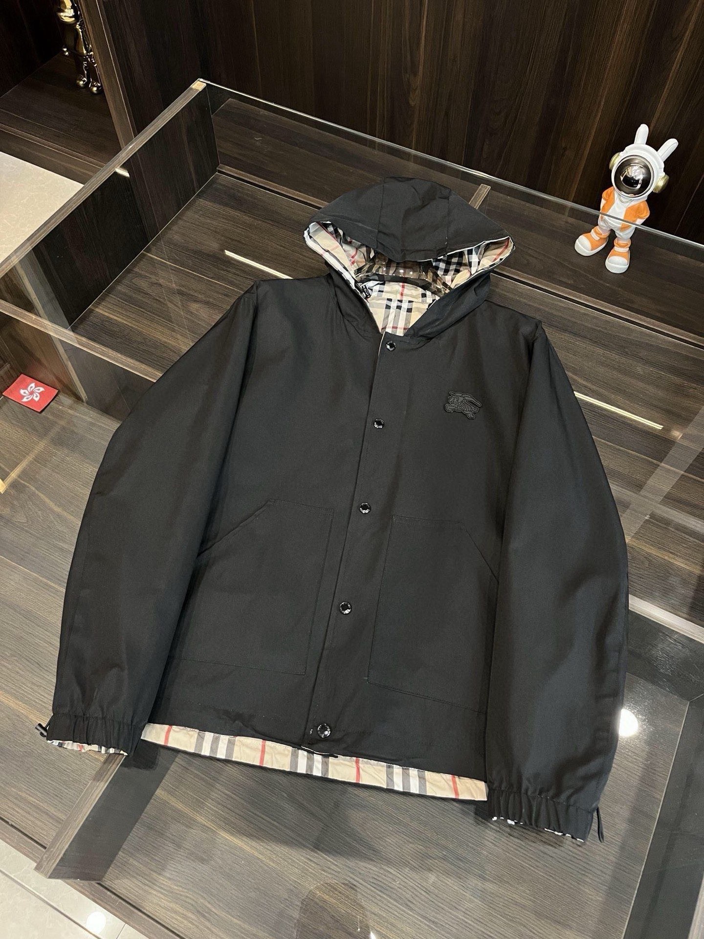 NO:954480,Burberry's new autumn jacket. The new product on the show is in perfect condition. It is comfortable and warm to wear on both sides. It has three labels and full and attractive colors. It is a very outstanding design that can easily enhance the sense of fashion. The workmanship is extremely sophisticated and rigorous, and the wiring is neat and meticulous!  A masterpiece from a famous designer!  The upper body does not look bloated and is super handsome!  Size M-3XL,,burberry,burberry,jackets & coats,jackets & coats,19860909Burberry巴宝莉秋季新款夹克外套,秀场新品品相非常完美,双面穿舒适保暖,三标齐全色泽饱满诱人,非常出彩的设计,轻松将时髦感进阶,做工极为考究严谨,走线工整细致！大牌设计师巨作！上身不显臃肿、超级帅气！ 尺码M-3XL,,burberry,burberry,jackets & coats,jackets & coats,,Men's clothing