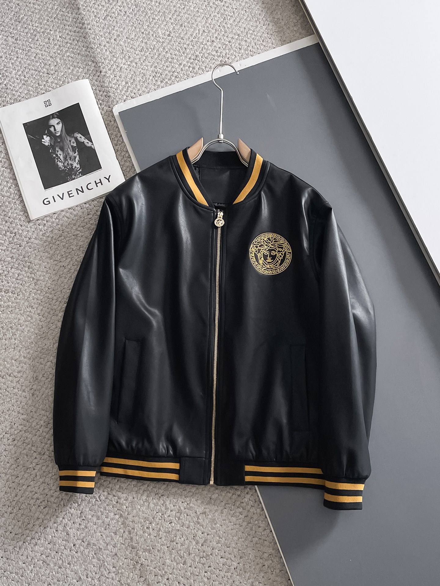 NO:907747,Same style as Versace’s official website, on sale in advance!  2026ss new autumn men's leather jackets, original single three-standard high-end version!  With hidden hood, custom-made fabrics at the counter, highly breathable and comfortable, impeccable details, brand element design concept, reflecting high quality. It feels delicate and soft!  It presents a casual cut and the upper body shape is awesome!  Size M～3XL, maximum wearing capacity is 195 catties.,,versace,jackets & coats,jackets & coats,leather jacket,hats,19860909范思哲 官网同款,提前发售！2026ss开秋新款男士皮衣夹克外套,原单三标齐全高端版本！带隐藏帽,专柜定制面料 透气舒适度高,细节无可挑剔,品牌元素设计理念,体现高品质.手感细腻柔软！呈现休闲裁剪,上身版型超赞！码数M～3XL,最大穿195斤.,,versace,jackets & coats,jackets & coats,leather jacket,hats,,Men's clothing