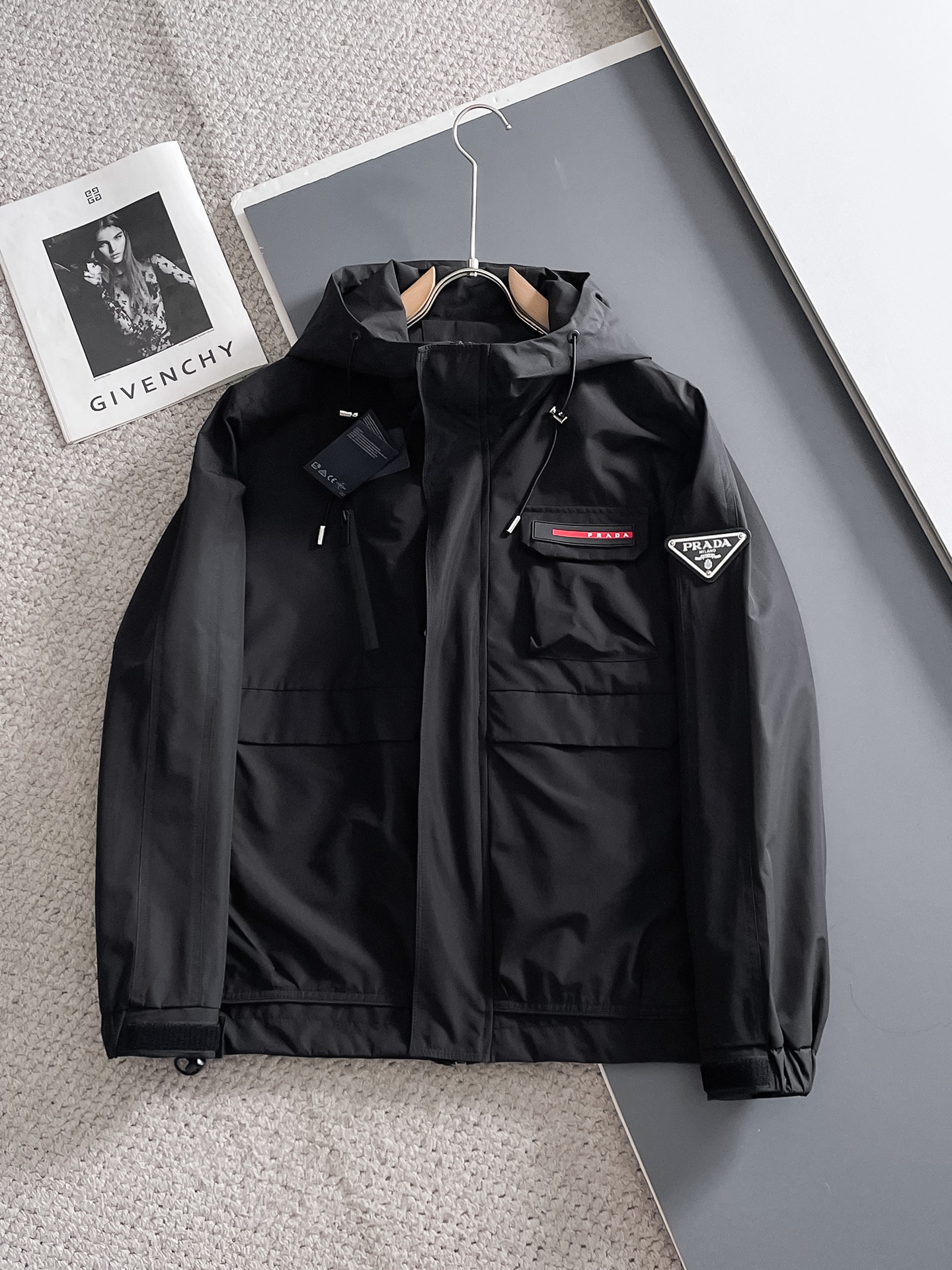 NO:907732,Same style as Prada official website, on sale in advance!  2026ss new autumn men's jackets, original single three-standard high-end version!  With hidden hood, custom-made fabrics at the counter, highly breathable and comfortable, impeccable details, brand element design concept, reflecting high quality. It feels delicate and soft!  It presents a casual cut and the upper body shape is awesome!  Size M～3XL, maximum weight. Same style as Prada official website, on sale in advance!  2026ss new autumn men's jackets, original single three-standard high-end version!  With hidden hood, custom-made fabrics at the counter, highly breathable and comfortable, impeccable details, brand element design concept, reflecting high quality. It feels delicate and soft!  It presents a casual cut and the upper body shape is awesome!  Size M～3XL, maximum weight.,,prada,jackets & coats,jackets & coats,hats,19860909普拉达 官网同款,提前发售！2026ss开秋新款男士夹克外套,原单三标齐全高端版本！带隐藏帽,专柜定制面料 透气舒适度高,细节无可挑剔,品牌元素设计理念,体现高品质.手感细腻柔软！呈现休闲裁剪,上身版型超赞！码数M～3XL,最大穿斤.普拉达 官网同款,提前发售！2026ss开秋新款男士夹克外套,原单三标齐全高端版本！带隐藏帽,专柜定制面料 透气舒适度高,细节无可挑剔,品牌元素设计理念,体现高品质.手感细腻柔软！呈现休闲裁剪,上身版型超赞！码数M～3XL,最大穿斤.,,prada,jackets & coats,jackets & coats,hats,,Men's clothing