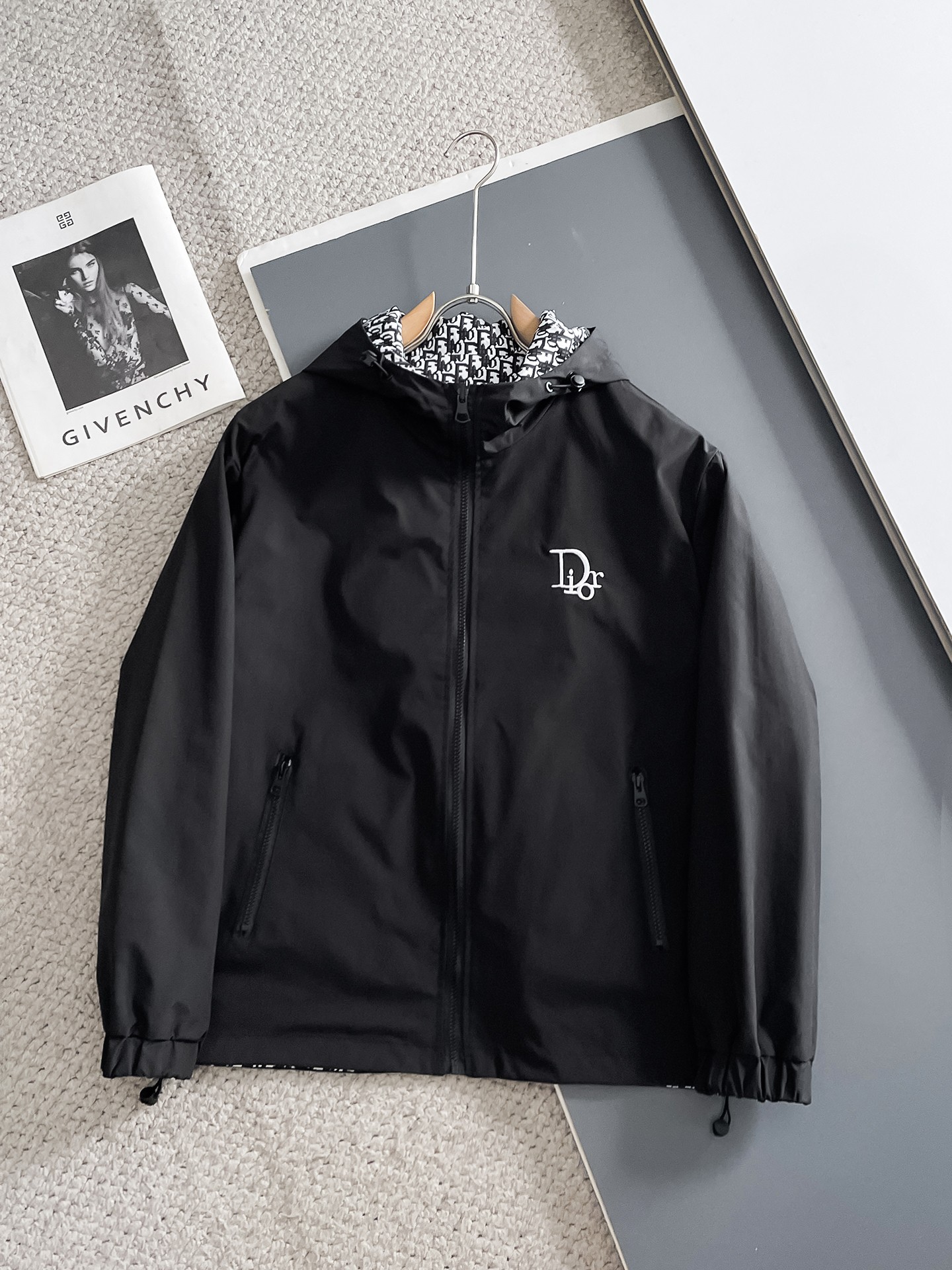 NO:907737,Same style as Dior official website, on sale in advance!  2026ss new autumn men's reversible jacket, original single and three-label complete high-end version!  With hidden hood, custom-made fabrics at the counter, highly breathable and comfortable, impeccable details, brand element design concept, reflecting high quality. It feels delicate and soft!  It presents a casual cut and the upper body shape is awesome!  Size M～3XL, maximum wearing capacity is 195 catties.,,dior,jackets & coats,jackets & coats,hats,19860909迪奥 官网同款,提前发售！2026ss开秋新款男士双面穿夹克外套,原单三标齐全高端版本！带隐藏帽,专柜定制面料 透气舒适度高,细节无可挑剔,品牌元素设计理念,体现高品质.手感细腻柔软！呈现休闲裁剪,上身版型超赞！码数M～3XL,最大穿195斤.,,dior,jackets & coats,jackets & coats,hats,,Men's clothing