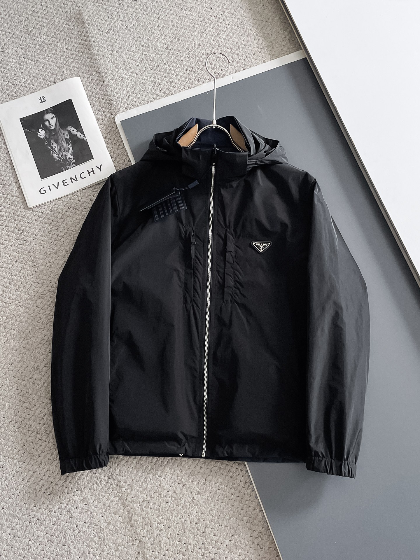 NO:907742,Same style as Prada official website, on sale in advance!  2026ss autumn new men's double-sided jacket, original single and three-standard high-end version!  With hidden hood, custom-made fabrics at the counter, highly breathable and comfortable, impeccable details, brand element design concept, reflecting high quality. It feels delicate and soft!  It presents a casual cut and the upper body shape is awesome!  Size M～3XL, maximum wearing capacity is 195 catties.,,prada,jackets & coats,jackets & coats,hats,19860909普拉达 官网同款,提前发售！2026ss开秋新款男士双面夹克外套,原单三标齐全高端版本！带隐藏帽,专柜定制面料 透气舒适度高,细节无可挑剔,品牌元素设计理念,体现高品质.手感细腻柔软！呈现休闲裁剪,上身版型超赞！码数M～3XL,最大穿195斤.,,prada,jackets & coats,jackets & coats,hats,,Men's clothing