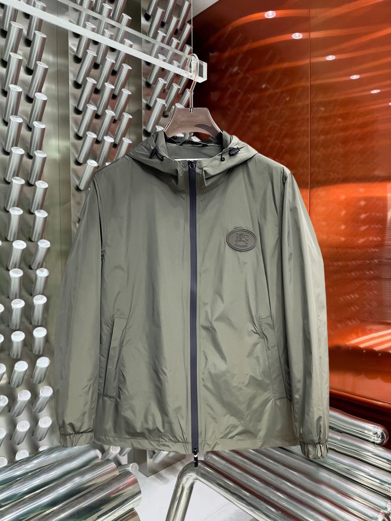 NO:774760,Same style as Burberry official website, on sale in advance!  2026ss new spring men's jackets, original high-end version with three standards!  , counter-customized fabrics with high breathability and comfort, impeccable details, brand element design concept, reflecting high quality. It feels delicate and soft!  It presents a casual cut and the upper body shape is awesome!  Size M～3XL, maximum wearing capacity is 195 catties.,,burberry,jackets & coats,jackets & coats,19860909巴宝莉 官网同款,提前发售！2026ss开春新款男士夹克外套,原单三标齐全高端版本！,专柜定制面料 透气舒适度高,细节无可挑剔,品牌元素设计理念,体现高品质.手感细腻柔软！呈现休闲裁剪,上身版型超赞！码数M～3XL,最大穿195斤.,,burberry,jackets & coats,jackets & coats,,Men's clothing