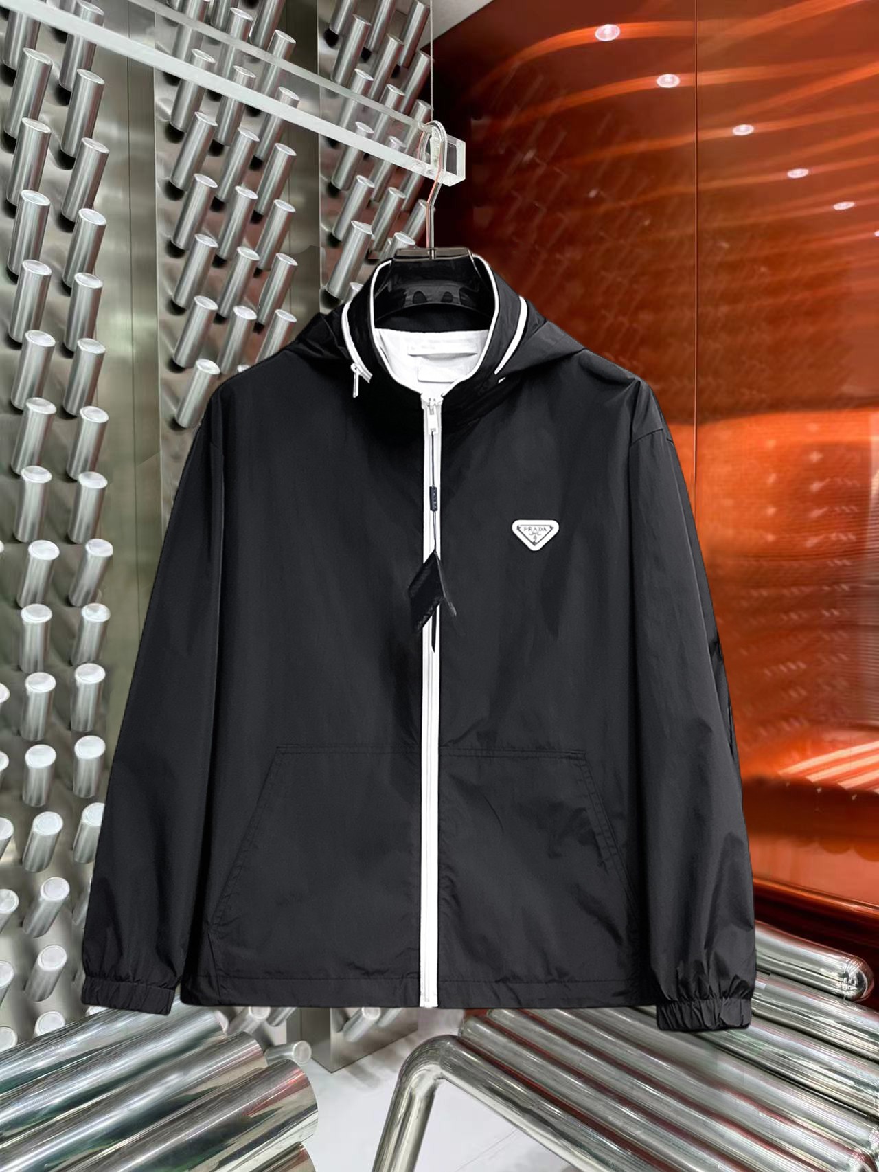 NO:774765,Same style as Prada official website, on sale in advance!  2026ss new spring men's jackets, original high-end version with three standards!  , counter-customized fabrics with high breathability and comfort, impeccable details, brand element design concept, reflecting high quality. It feels delicate and soft!  It presents a casual cut and the upper body shape is awesome!  Size M～3XL, maximum wearing capacity is 195 catties.,,prada,jackets & coats,jackets & coats,19860909普拉达 官网同款,提前发售！2026ss开春新款男士夹克外套,原单三标齐全高端版本！,专柜定制面料 透气舒适度高,细节无可挑剔,品牌元素设计理念,体现高品质.手感细腻柔软！呈现休闲裁剪,上身版型超赞！码数M～3XL,最大穿195斤.,,prada,jackets & coats,jackets & coats,,Men's clothing