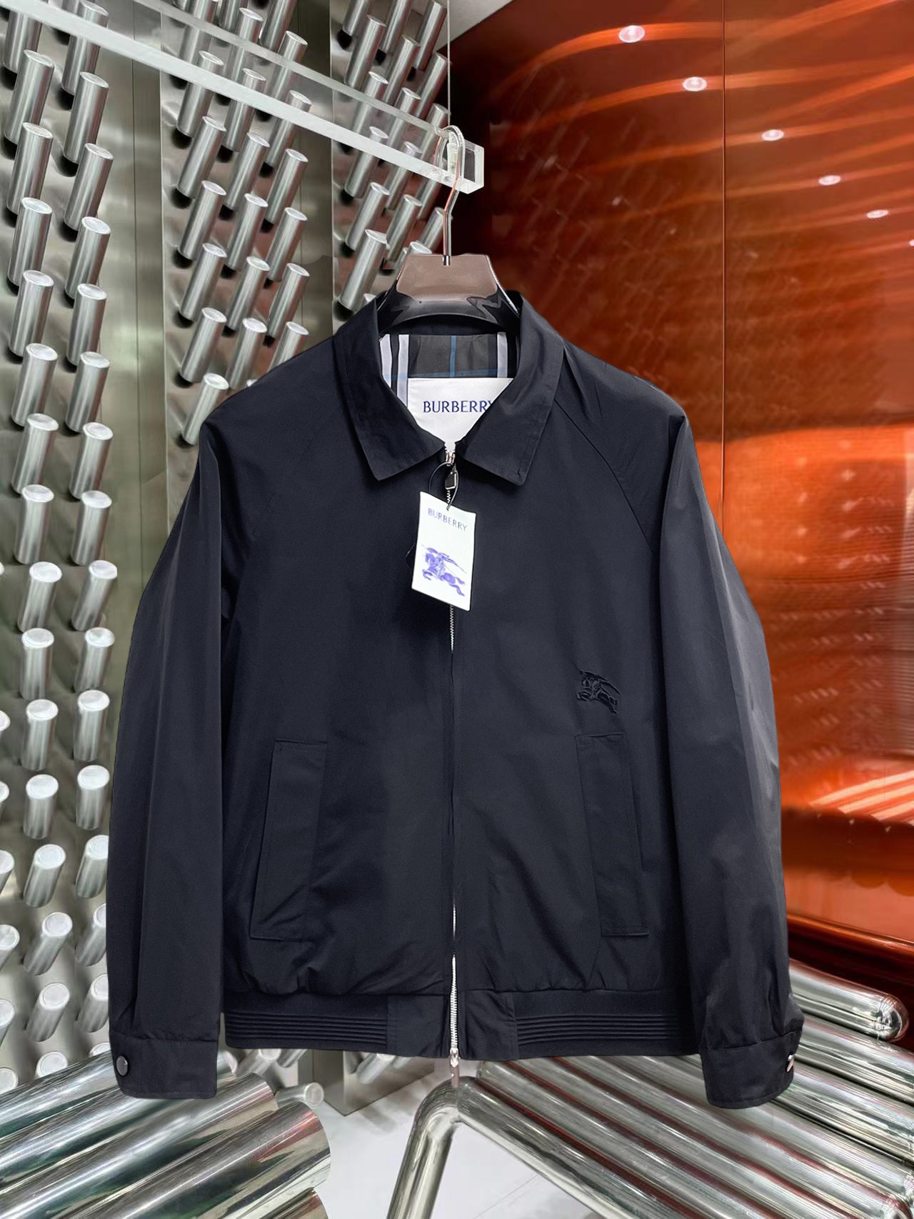 NO:774770,Same style as Burberry official website, on sale in advance!  2026ss new spring men's jackets, original high-end version with three standards!  , counter-customized fabrics with high breathability and comfort, impeccable details, brand element design concept, reflecting high quality. It feels delicate and soft!  It presents a casual cut and the upper body shape is awesome!  Size M～3XL, maximum wearing capacity is 195 catties.,,burberry,jackets & coats,jackets & coats,19860909巴宝莉 官网同款,提前发售！2026ss开春新款男士夹克外套,原单三标齐全高端版本！,专柜定制面料 透气舒适度高,细节无可挑剔,品牌元素设计理念,体现高品质.手感细腻柔软！呈现休闲裁剪,上身版型超赞！码数M～3XL,最大穿195斤.,,burberry,jackets & coats,jackets & coats,,Men's clothing