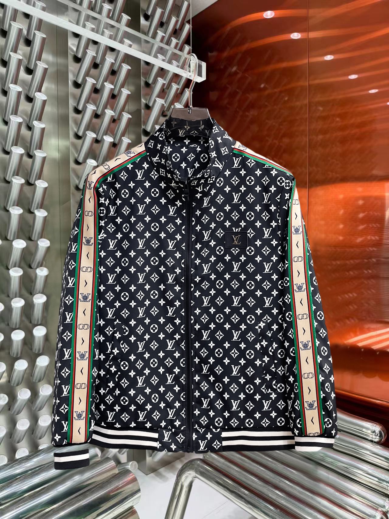 NO:774775,Same style as LV official website, on sale in advance!  2026ss new spring men's jackets, original high-end version with three standards!  , counter-customized fabrics with high breathability and comfort, impeccable details, brand element design concept, reflecting high quality. It feels delicate and soft!  It presents a casual cut and the upper body shape is awesome!  Size M～3XL, maximum wearing capacity is 195 catties.,,louis vuitton,jackets & coats,jackets & coats,19860909LV 官网同款,提前发售！2026ss开春新款男士夹克外套,原单三标齐全高端版本！,专柜定制面料 透气舒适度高,细节无可挑剔,品牌元素设计理念,体现高品质.手感细腻柔软！呈现休闲裁剪,上身版型超赞！码数M～3XL,最大穿195斤.,,louis vuitton,jackets & coats,jackets & coats,,Men's clothing