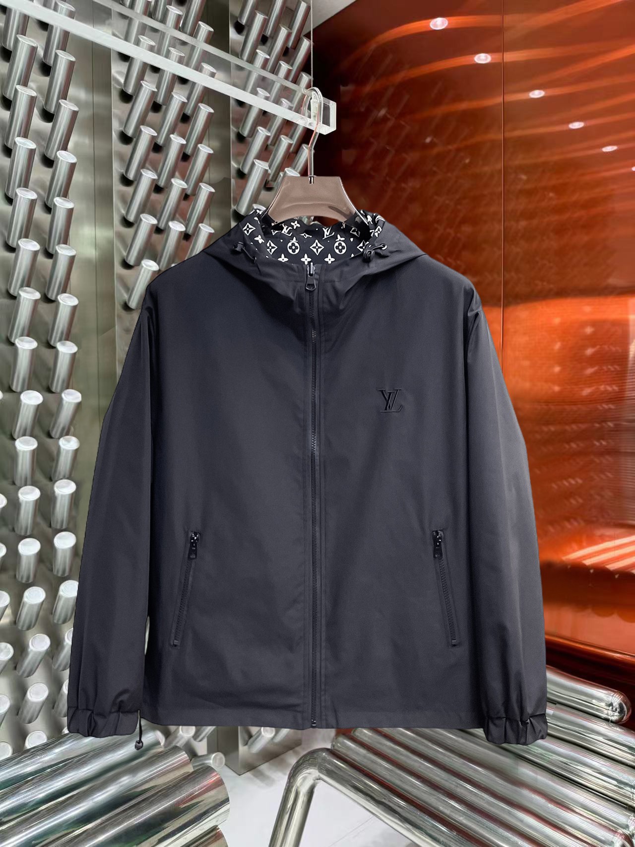 NO:774779,Same style as LV official website, on sale in advance!  2026ss spring new men's reversible jacket, original single and three-label complete high-end version!  , counter-customized fabrics with high breathability and comfort, impeccable details, brand element design concept, reflecting high quality. It feels delicate and soft!  It presents a casual cut and the upper body shape is awesome!  Size M～3XL, maximum wearing capacity is 195 catties.,,louis vuitton,jackets & coats,jackets & coats,19860909LV 官网同款,提前发售！2026ss开春新款男士双面穿夹克外套,原单三标齐全高端版本！,专柜定制面料 透气舒适度高,细节无可挑剔,品牌元素设计理念,体现高品质.手感细腻柔软！呈现休闲裁剪,上身版型超赞！码数M～3XL,最大穿195斤.,,louis vuitton,jackets & coats,jackets & coats,,Men's clothing