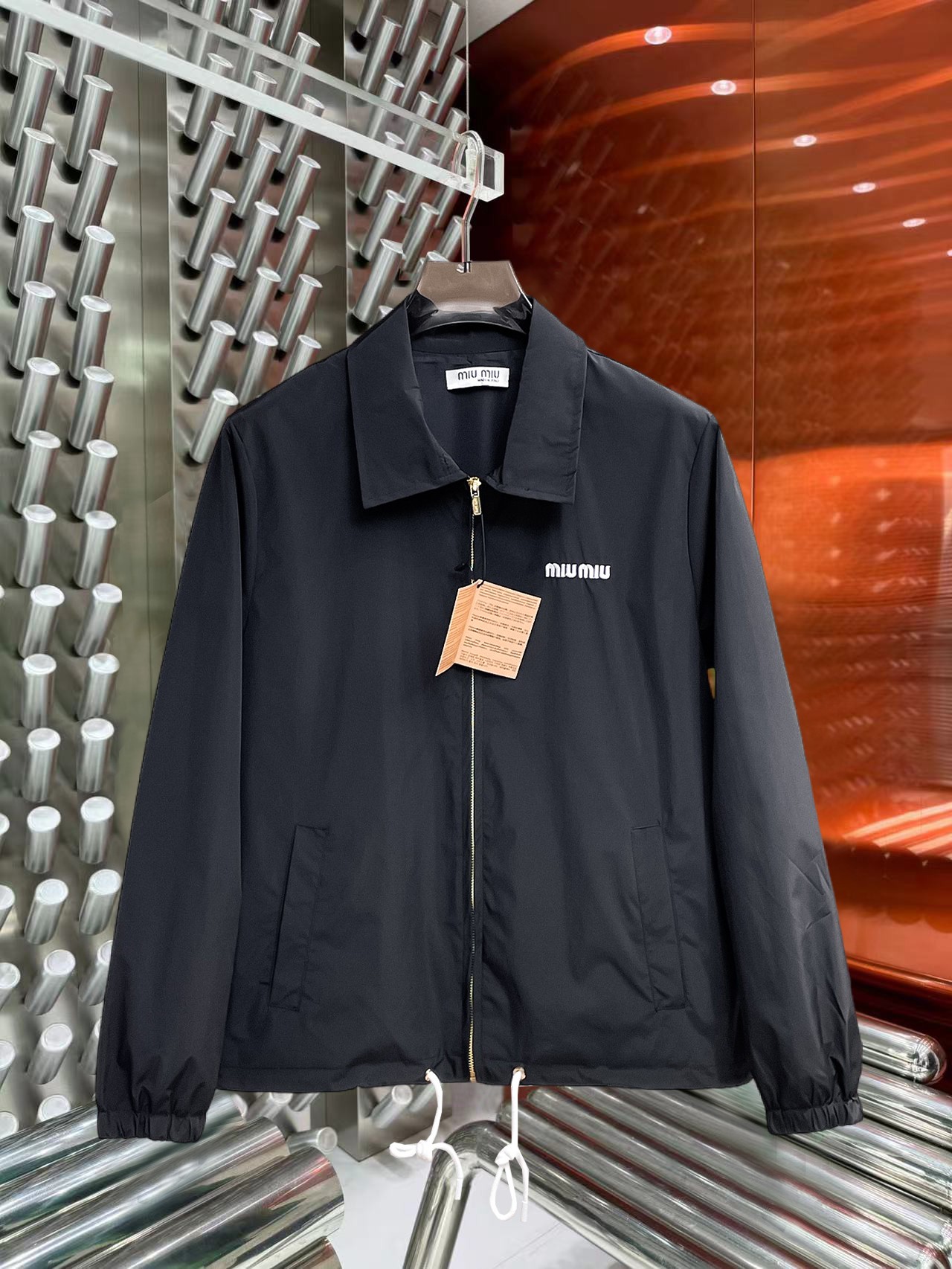 NO:774785,The same style on the miumiu official website, on sale in advance!  2026ss new spring men's jackets, original high-end version with three standards!  , counter-customized fabrics with high breathability and comfort, impeccable details, brand element design concept, reflecting high quality. It feels delicate and soft!  It presents a casual cut and the upper body shape is awesome!  Size M～3XL, maximum wearing capacity is 195 catties.,,miumiu,jackets & coats,jackets & coats,19860909miumiu 官网同款,提前发售！2026ss开春新款男士夹克外套,原单三标齐全高端版本！,专柜定制面料 透气舒适度高,细节无可挑剔,品牌元素设计理念,体现高品质.手感细腻柔软！呈现休闲裁剪,上身版型超赞！码数M～3XL,最大穿195斤.,,miumiu,jackets & coats,jackets & coats,,Men's clothing