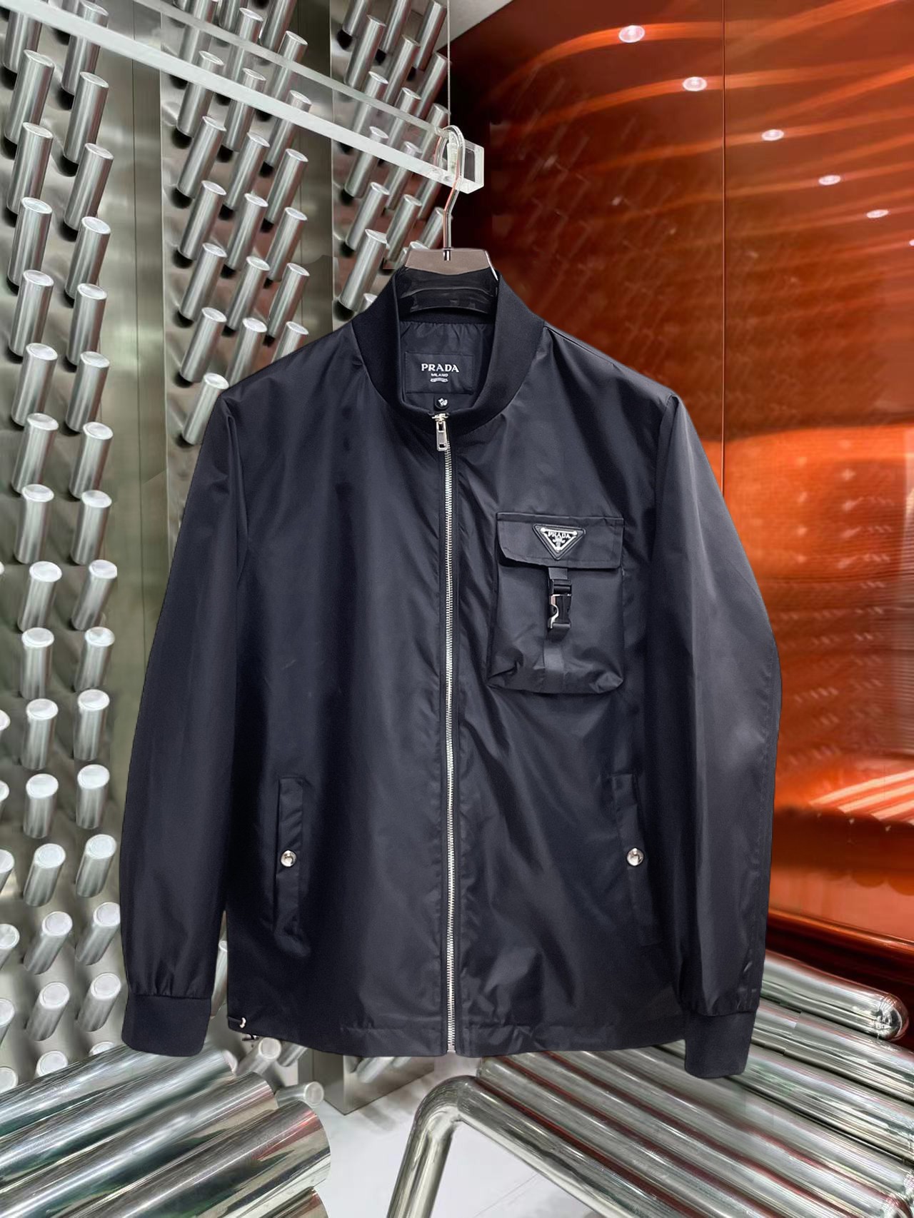 NO:774801,Same style as Prada official website, on sale in advance!  2026ss new spring men's jackets, original high-end version with three standards!  , counter-customized fabrics with high breathability and comfort, impeccable details, brand element design concept, reflecting high quality. It feels delicate and soft!  It presents a casual cut and the upper body shape is awesome!  Size M～3XL, maximum wearing capacity is 195 catties.,,prada,jackets & coats,jackets & coats,19860909普拉达 官网同款,提前发售！2026ss开春新款男士夹克外套,原单三标齐全高端版本！,专柜定制面料 透气舒适度高,细节无可挑剔,品牌元素设计理念,体现高品质.手感细腻柔软！呈现休闲裁剪,上身版型超赞！码数M～3XL,最大穿195斤.,,prada,jackets & coats,jackets & coats,,Men's clothing