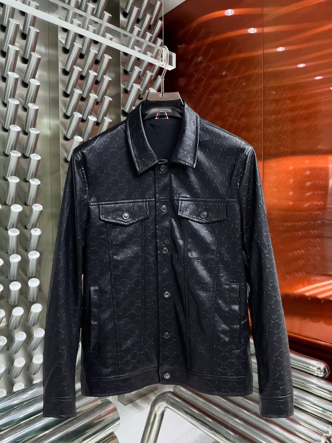 NO:774816,Same style as Gucci official website, on sale in advance!  2026ss spring new men's leather jacket, original three-standard high-end version!  , counter-customized fabrics with high breathability and comfort, impeccable details, brand element design concept, reflecting high quality. It feels delicate and soft!  It presents a casual cut and the upper body shape is awesome!  Size M～3XL, maximum wearing capacity is 195 catties.,,jackets & coats,jackets & coats,leather jacket,19860909古奇 官网同款,提前发售！2026ss开春新款男士皮衣夹克外套,原单三标齐全高端版本！,专柜定制面料 透气舒适度高,细节无可挑剔,品牌元素设计理念,体现高品质.手感细腻柔软！呈现休闲裁剪,上身版型超赞！码数M～3XL,最大穿195斤.,,jackets & coats,jackets & coats,leather jacket,,Men's clothing