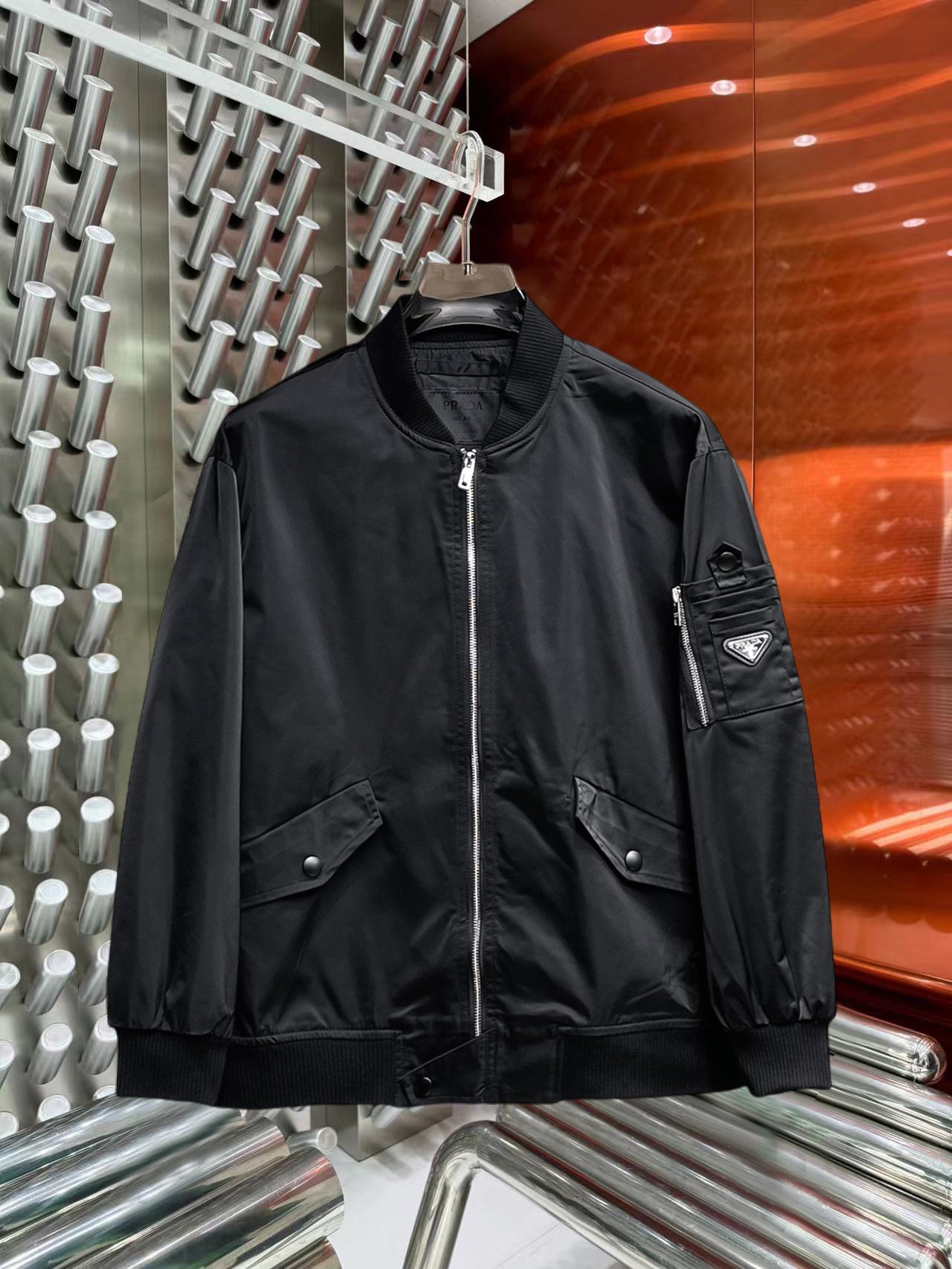 NO:774821,Same style as Prada official website, on sale in advance!  2026ss new spring men's jackets, original high-end version with three standards!  , counter-customized fabrics with high breathability and comfort, impeccable details, brand element design concept, reflecting high quality. It feels delicate and soft!  It presents a casual cut and the upper body shape is awesome!  Size M～3XL, maximum wearing capacity is 195 catties.,,prada,jackets & coats,jackets & coats,19860909普拉达 官网同款,提前发售！2026ss开春新款男士夹克外套,原单三标齐全高端版本！,专柜定制面料 透气舒适度高,细节无可挑剔,品牌元素设计理念,体现高品质.手感细腻柔软！呈现休闲裁剪,上身版型超赞！码数M～3XL,最大穿195斤.,,prada,jackets & coats,jackets & coats,,Men's clothing