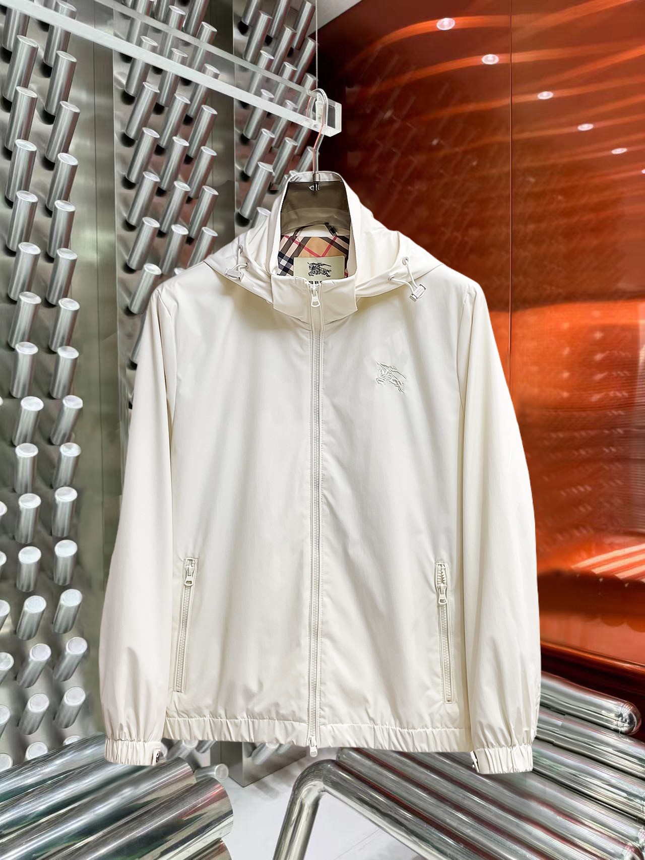 NO:774826,Same style as Burberry official website, on sale in advance!  2026ss new spring men's jackets, original high-end version with three standards!  , counter-customized fabrics with high breathability and comfort, impeccable details, brand element design concept, reflecting high quality. It feels delicate and soft!  It presents a casual cut and the upper body shape is awesome!  Size M～3XL, maximum wearing capacity is 195 catties.,,burberry,jackets & coats,jackets & coats,19860909巴宝莉 官网同款,提前发售！2026ss开春新款男士夹克外套,原单三标齐全高端版本！,专柜定制面料 透气舒适度高,细节无可挑剔,品牌元素设计理念,体现高品质.手感细腻柔软！呈现休闲裁剪,上身版型超赞！码数M～3XL,最大穿195斤.,,burberry,jackets & coats,jackets & coats,,Men's clothing