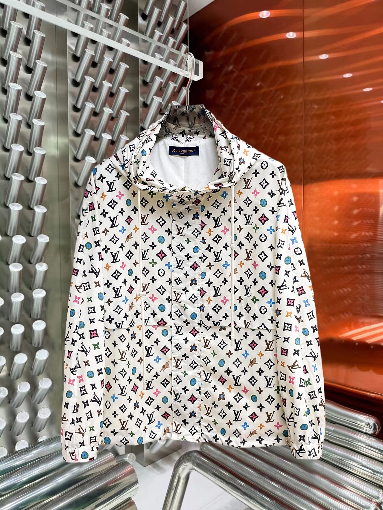 NO:774840,Same style as LV official website, on sale in advance!  2026ss new spring men's jackets, original high-end version with three standards!  , counter-customized fabrics with high breathability and comfort, impeccable details, brand element design concept, reflecting high quality. It feels delicate and soft!  It presents a casual cut and the upper body shape is awesome!  Size M～3XL, maximum wearing capacity is 195 catties.,,louis vuitton,jackets & coats,jackets & coats,19860909LV 官网同款,提前发售！2026ss开春新款男士夹克外套,原单三标齐全高端版本！,专柜定制面料 透气舒适度高,细节无可挑剔,品牌元素设计理念,体现高品质.手感细腻柔软！呈现休闲裁剪,上身版型超赞！码数M～3XL,最大穿195斤.,,louis vuitton,jackets & coats,jackets & coats,,Men's clothing