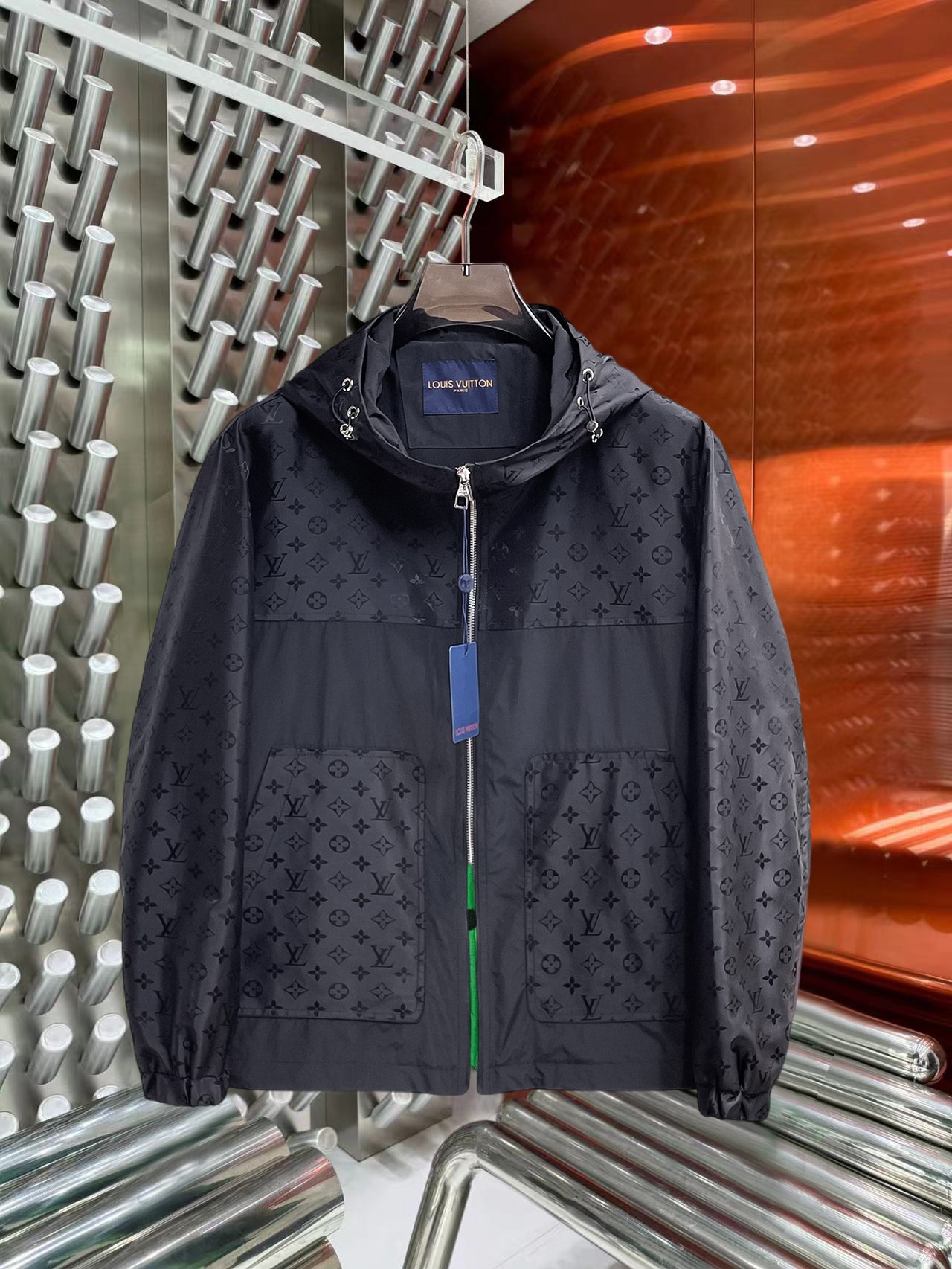 NO:774830,Same style as LV official website, on sale in advance!  2026ss new spring men's jackets, original high-end version with three standards!  , counter-customized fabrics with high breathability and comfort, impeccable details, brand element design concept, reflecting high quality. It feels delicate and soft!  It presents a casual cut and the upper body shape is awesome!  Size M～3XL, maximum wearing capacity is 195 catties.,,louis vuitton,jackets & coats,jackets & coats,19860909LV 官网同款,提前发售！2026ss开春新款男士夹克外套,原单三标齐全高端版本！,专柜定制面料 透气舒适度高,细节无可挑剔,品牌元素设计理念,体现高品质.手感细腻柔软！呈现休闲裁剪,上身版型超赞！码数M～3XL,最大穿195斤.,,louis vuitton,jackets & coats,jackets & coats,,Men's clothing