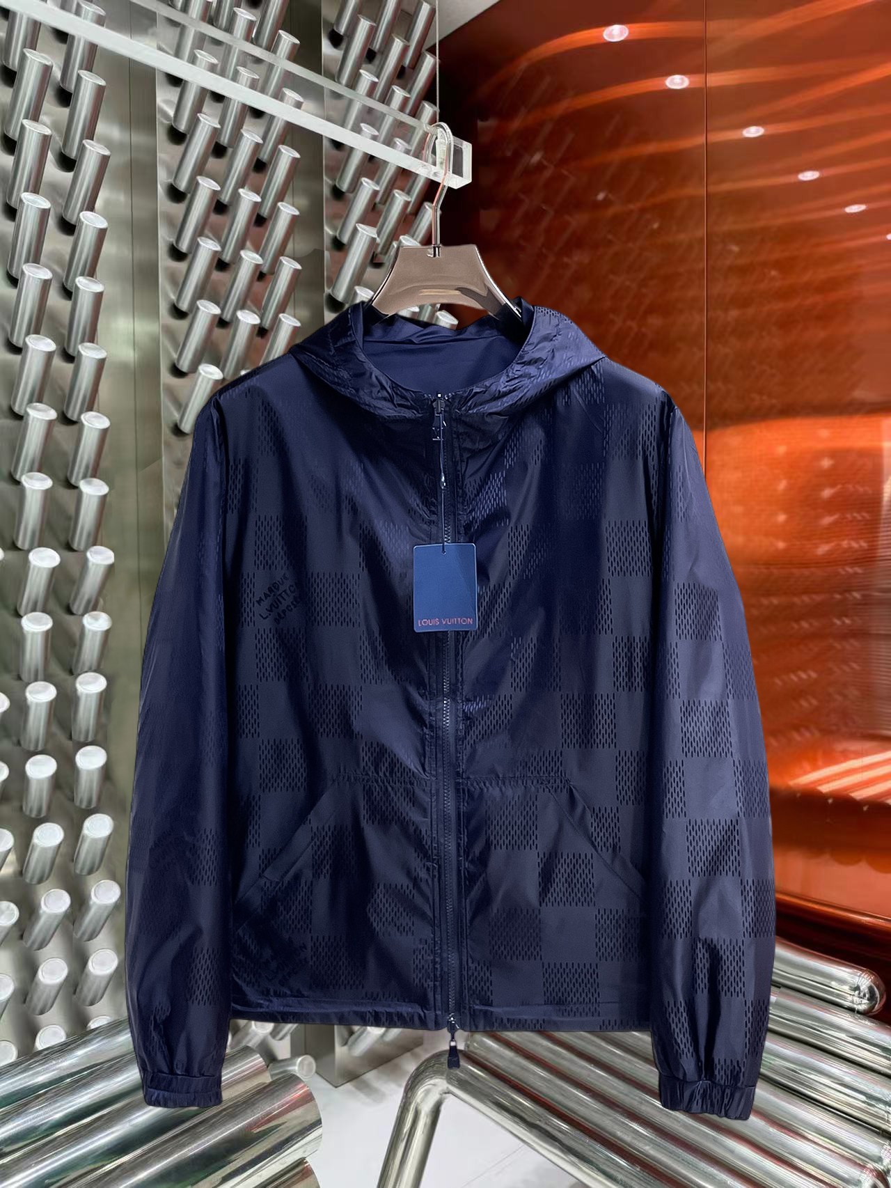 NO:731661,Support replacement after the year!  Same style as on LV official website, on sale in advance!  2025ss new autumn men's reversible jacket, original single and three-label complete high-end version!  , counter-customized fabrics with high breathability and comfort, impeccable details, brand element design concept, reflecting high quality. It feels delicate and soft!  It presents a casual cut and the upper body shape is awesome!  Size M～3XL, maximum wearing capacity is 195 catties.,,louis vuitton,jackets & coats,jackets & coats,19860909支持年后退换！LV 官网同款,提前发售！2025ss开秋新款男士双面穿夹克外套,原单三标齐全高端版本！,专柜定制面料 透气舒适度高,细节无可挑剔,品牌元素设计理念,体现高品质.手感细腻柔软！呈现休闲裁剪,上身版型超赞！码数M～3XL,最大穿195斤.,,louis vuitton,jackets & coats,jackets & coats,,Men's clothing