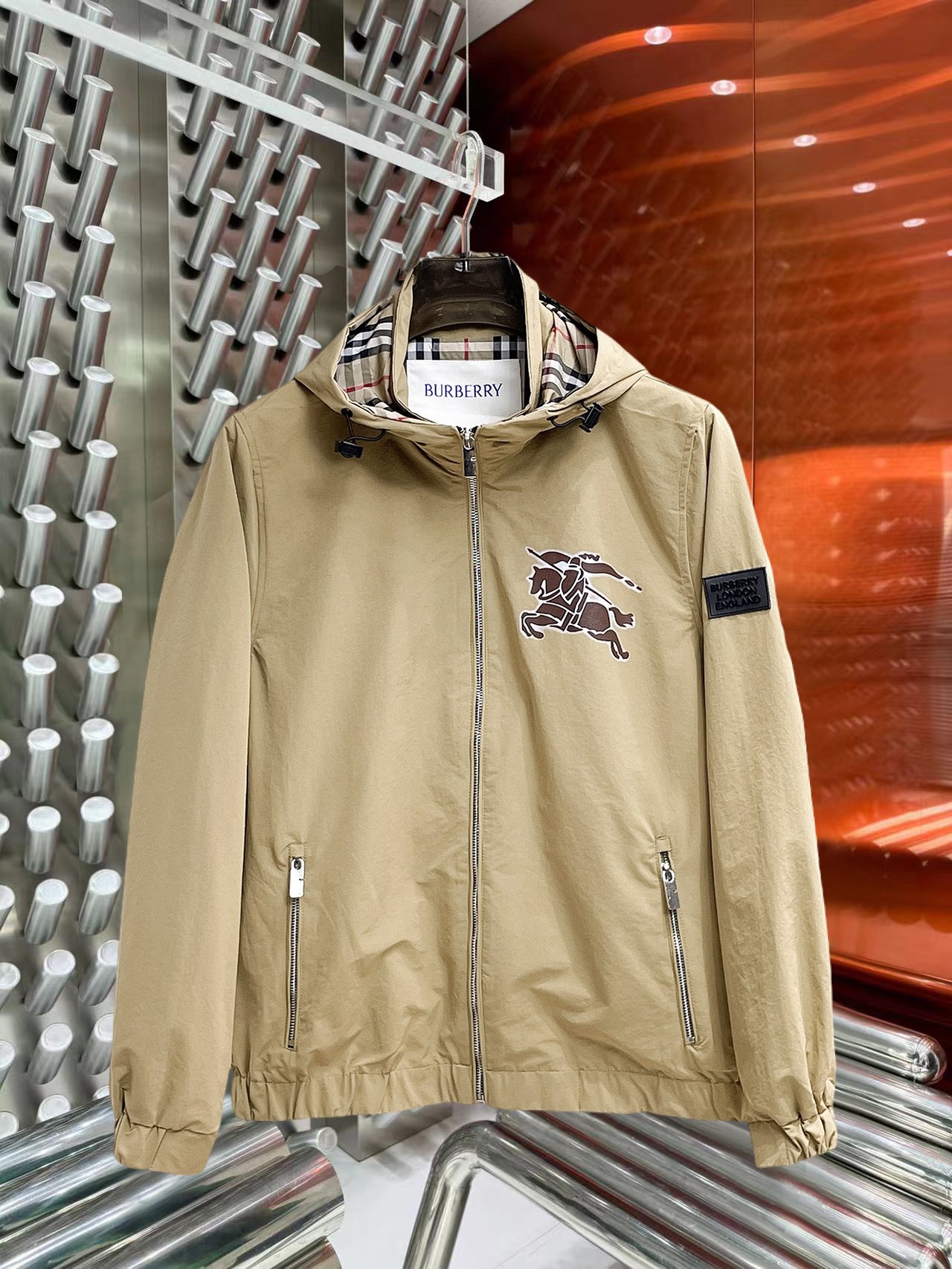 NO:774836,Same style as Burberry official website, on sale in advance!  2026ss new spring men's jackets, original high-end version with three standards!  , counter-customized fabrics with high breathability and comfort, impeccable details, brand element design concept, reflecting high quality. It feels delicate and soft!  It presents a casual cut and the upper body shape is awesome!  Size M～3XL, maximum wearing capacity is 195 catties.,,burberry,jackets & coats,jackets & coats,19860909巴宝莉 官网同款,提前发售！2026ss开春新款男士夹克外套,原单三标齐全高端版本！,专柜定制面料 透气舒适度高,细节无可挑剔,品牌元素设计理念,体现高品质.手感细腻柔软！呈现休闲裁剪,上身版型超赞！码数M～3XL,最大穿195斤.,,burberry,jackets & coats,jackets & coats,,Men's clothing