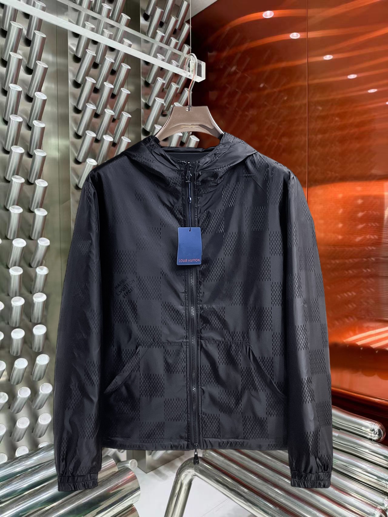 NO:731665,Support replacement after the year!  Same style as on LV official website, on sale in advance!  2025ss new autumn men's jackets, high-end version with complete three-standard original order!  , counter-customized fabrics with high breathability and comfort, impeccable details, brand element design concept, reflecting high quality. It feels delicate and soft!  It presents a casual cut and the upper body shape is awesome!  Size M～3XL, maximum wearing capacity is 195 catties.,,louis vuitton,jackets & coats,jackets & coats,19860909支持年后退换！LV 官网同款,提前发售！2025ss开秋新款男士夹克外套,原单三标齐全高端版本！,专柜定制面料 透气舒适度高,细节无可挑剔,品牌元素设计理念,体现高品质.手感细腻柔软！呈现休闲裁剪,上身版型超赞！码数M～3XL,最大穿195斤.,,louis vuitton,jackets & coats,jackets & coats,,Men's clothing