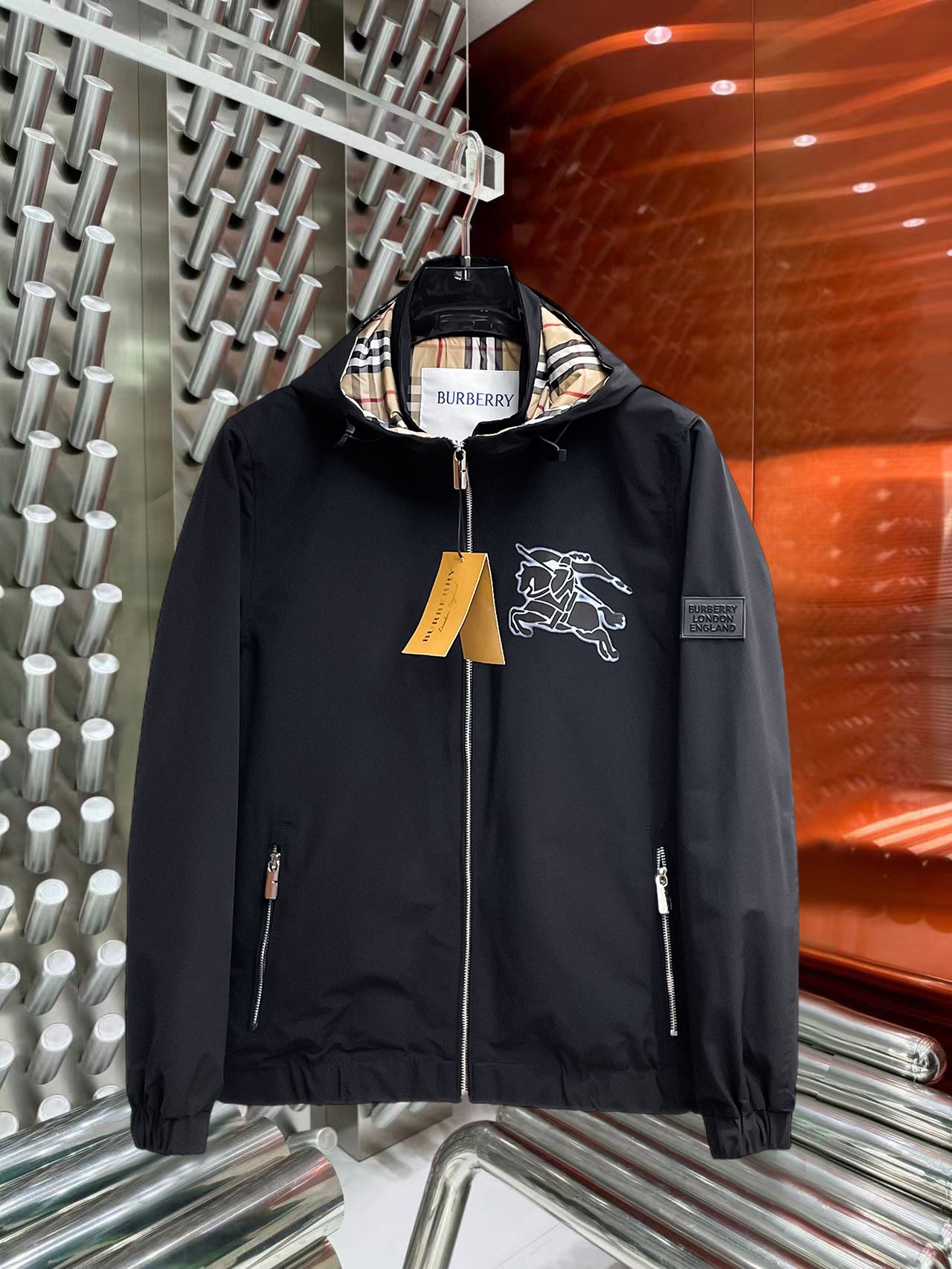 NO:774843,Same style as Burberry official website, on sale in advance!  2026ss new spring men's jackets, original high-end version with three standards!  , counter-customized fabrics with high breathability and comfort, impeccable details, brand element design concept, reflecting high quality. It feels delicate and soft!  It presents a casual cut and the upper body shape is awesome!  Size M～3XL, maximum wearing capacity is 195 catties.,,burberry,jackets & coats,jackets & coats,19860909巴宝莉 官网同款,提前发售！2026ss开春新款男士夹克外套,原单三标齐全高端版本！,专柜定制面料 透气舒适度高,细节无可挑剔,品牌元素设计理念,体现高品质.手感细腻柔软！呈现休闲裁剪,上身版型超赞！码数M～3XL,最大穿195斤.,,burberry,jackets & coats,jackets & coats,,Men's clothing