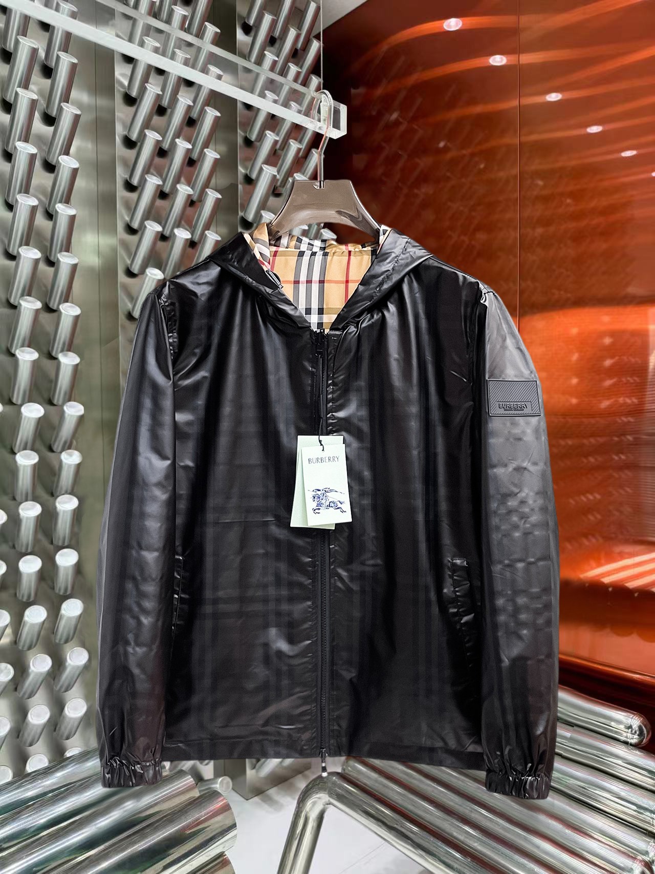 NO:774846,Same style as Burberry official website, on sale in advance!  2026ss spring new men's double-sided jacket, original single and three-standard high-end version!  , counter-customized fabrics with high breathability and comfort, impeccable details, brand element design concept, reflecting high quality. It feels delicate and soft!  It presents a casual cut and the upper body shape is awesome!  Size M～3XL, maximum wearing capacity is 195 catties.,,burberry,jackets & coats,jackets & coats,19860909巴宝莉 官网同款,提前发售！2026ss开春新款男士双面夹克外套,原单三标齐全高端版本！,专柜定制面料 透气舒适度高,细节无可挑剔,品牌元素设计理念,体现高品质.手感细腻柔软！呈现休闲裁剪,上身版型超赞！码数M～3XL,最大穿195斤.,,burberry,jackets & coats,jackets & coats,,Men's clothing