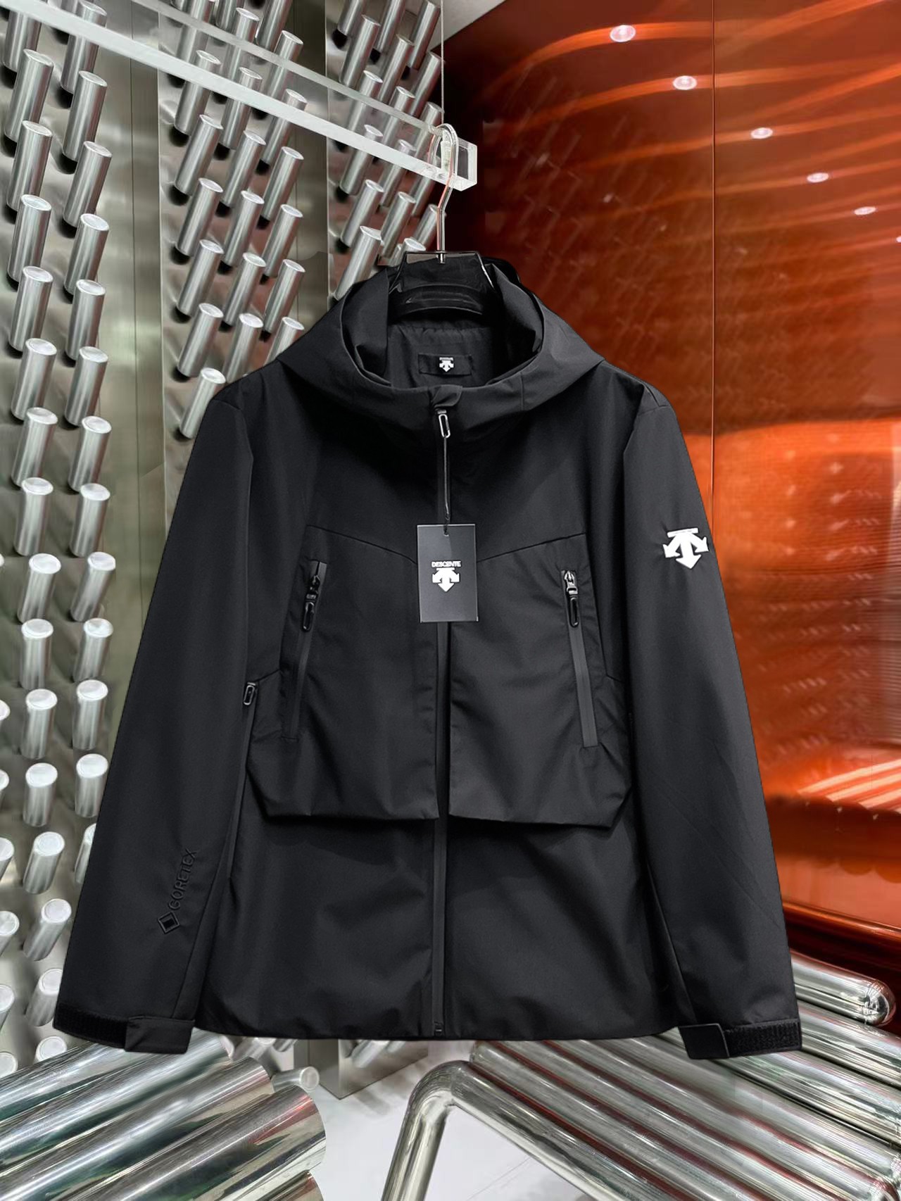NO:774834,Same style as Descente’s official website, on sale in advance!  2026ss new spring men's jackets, original high-end version with three standards!  , counter-customized fabrics with high breathability and comfort, impeccable details, brand element design concept, reflecting high quality. It feels delicate and soft!  It presents a casual cut and the upper body shape is awesome!  Size M～3XL, maximum wearing capacity is 195 catties.,,jackets & coats,jackets & coats,19860909迪桑特 官网同款,提前发售！2026ss开春新款男士夹克外套,原单三标齐全高端版本！,专柜定制面料 透气舒适度高,细节无可挑剔,品牌元素设计理念,体现高品质.手感细腻柔软！呈现休闲裁剪,上身版型超赞！码数M～3XL,最大穿195斤.,,jackets & coats,jackets & coats,,Men's clothing