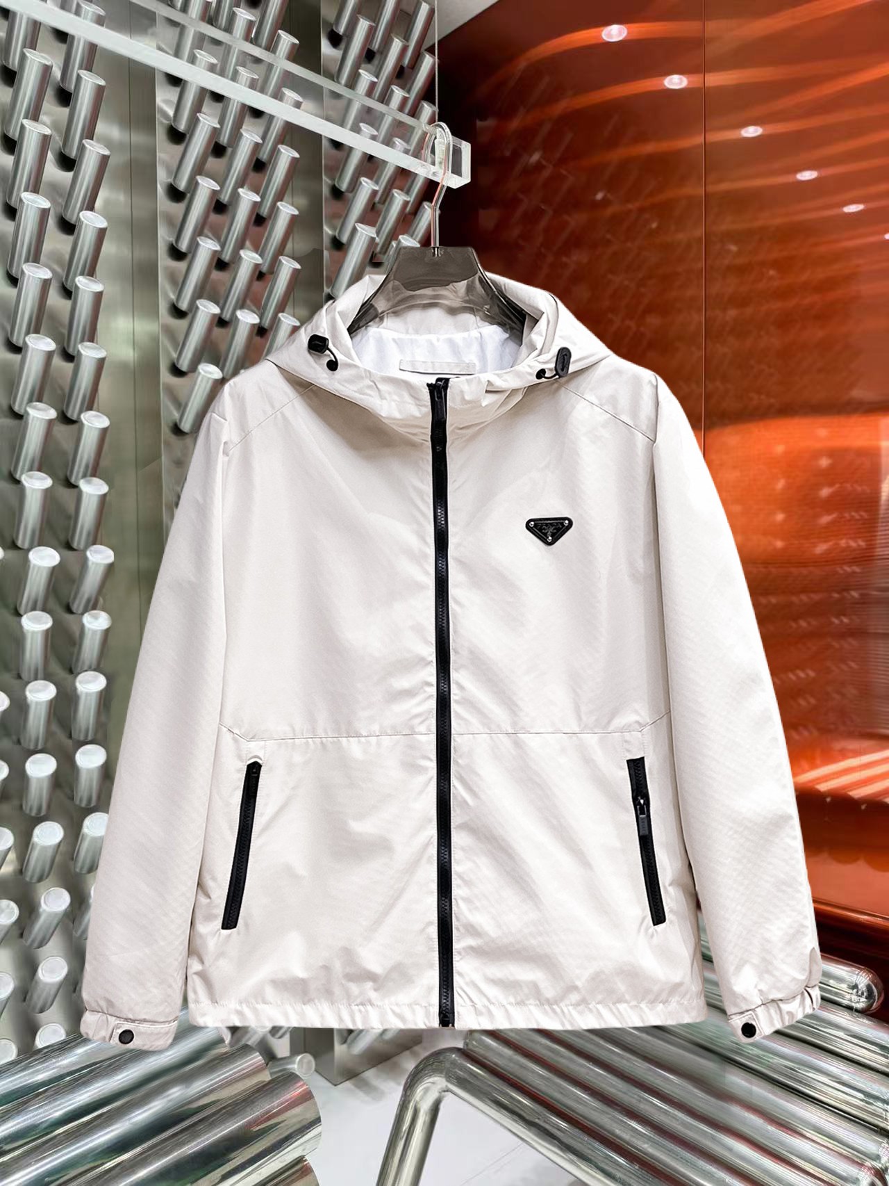 NO:774802,Same style as Prada official website, on sale in advance!  2026ss new spring men's jackets, original high-end version with three standards!  , counter-customized fabrics with high breathability and comfort, impeccable details, brand element design concept, reflecting high quality. It feels delicate and soft!  It presents a casual cut and the upper body shape is awesome!  Size M～3XL, maximum wearing capacity is 195 catties.,,prada,jackets & coats,jackets & coats,19860909普拉达 官网同款,提前发售！2026ss开春新款男士夹克外套,原单三标齐全高端版本！,专柜定制面料 透气舒适度高,细节无可挑剔,品牌元素设计理念,体现高品质.手感细腻柔软！呈现休闲裁剪,上身版型超赞！码数M～3XL,最大穿195斤.,,prada,jackets & coats,jackets & coats,,Men's clothing