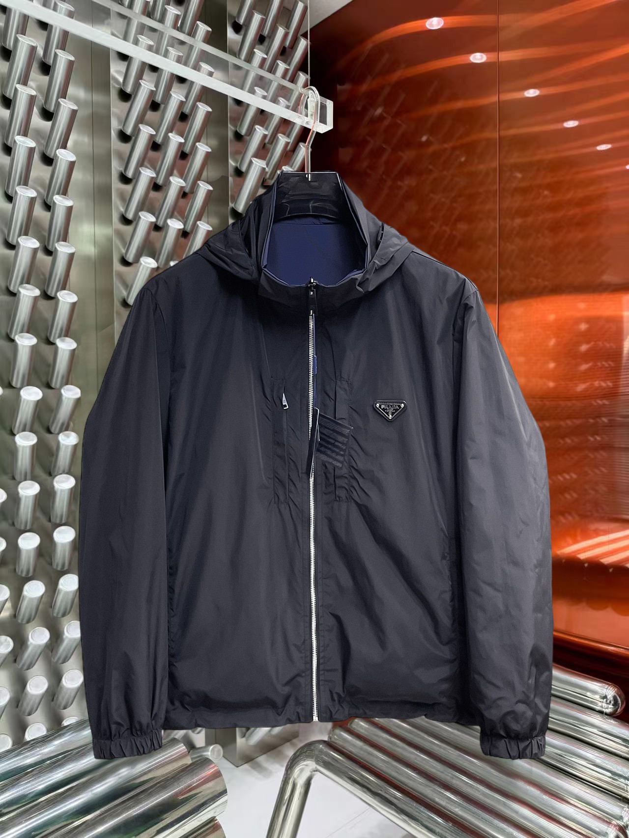 NO:774807,Same style as Prada official website, on sale in advance!  2026ss spring new men's reversible jacket, original single and three-label complete high-end version!  , counter-customized fabrics with high breathability and comfort, impeccable details, brand element design concept, reflecting high quality. It feels delicate and soft!  It presents a casual cut and the upper body shape is awesome!  Size M～3XL, maximum wearing capacity is 195 catties.,,prada,jackets & coats,jackets & coats,19860909普拉达 官网同款,提前发售！2026ss开春新款男士双面穿夹克外套,原单三标齐全高端版本！,专柜定制面料 透气舒适度高,细节无可挑剔,品牌元素设计理念,体现高品质.手感细腻柔软！呈现休闲裁剪,上身版型超赞！码数M～3XL,最大穿195斤.,,prada,jackets & coats,jackets & coats,,Men's clothing