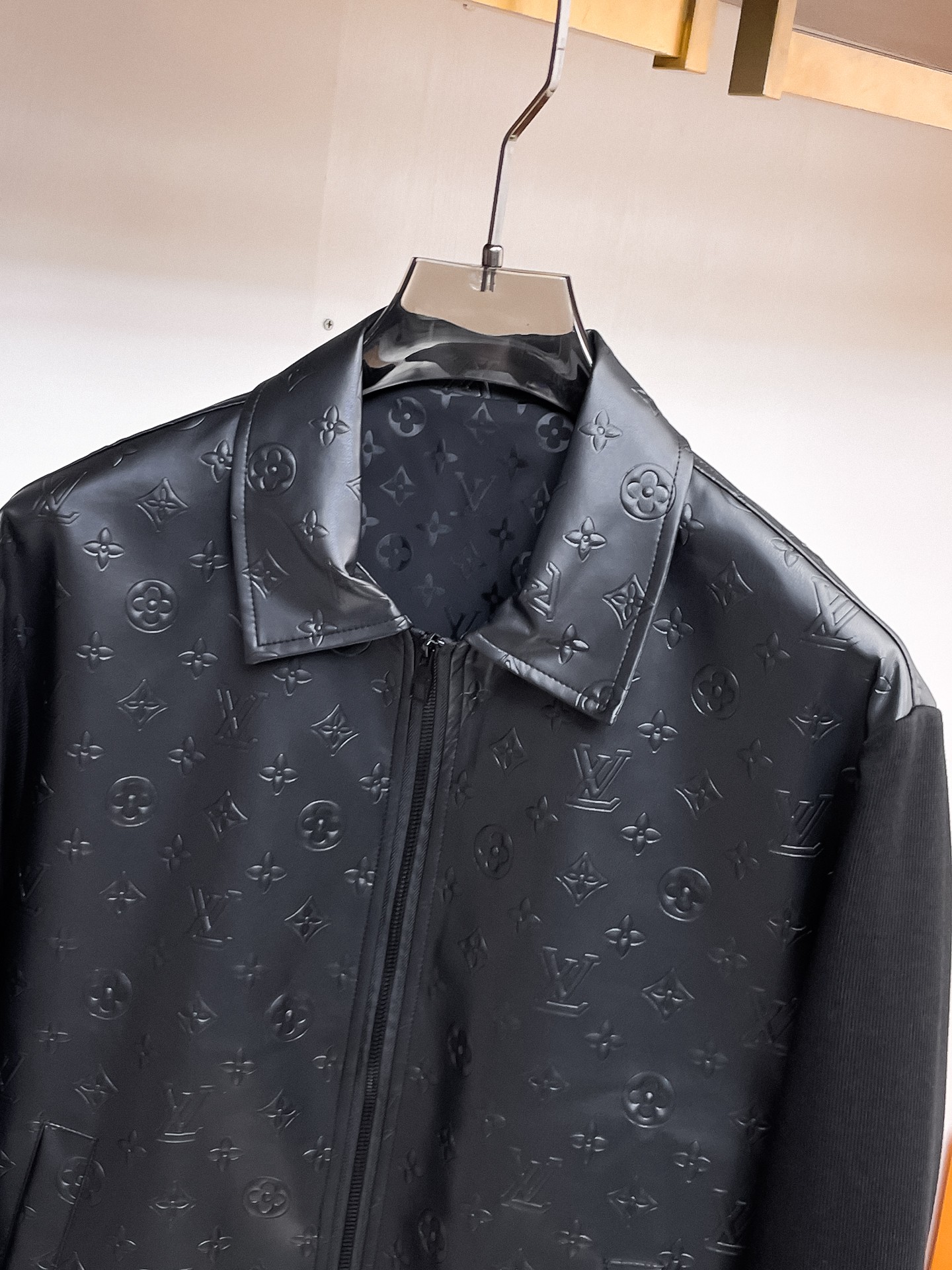 Louis Vuitton LV 提前发售 2026ss开春新款男士皮衣夹克外套 三标齐全高端版本 带隐藏帽
