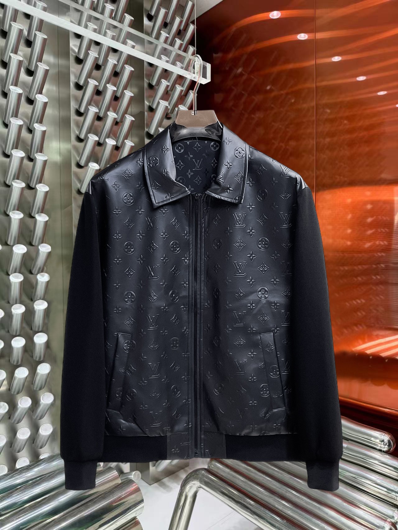 NO:774817,Same style as LV official website, complete with three labels, sold in advance. 2026ss new spring men's jacket, high-end version with complete three labels of the original order. Custom-made fabrics at the counter. Highly breathable and comfortable, impeccable details, brand element design concept, reflecting high quality. Delicate and soft feel. Casual tailoring, excellent upper body size. Size M～3XL, maximum wearing capacity is 195 catties. Louis vuitton, jackets & coats,jackets & coats,19860909LV官网同款,三标齐全,提前发售 2026ss开春新款男士夹克外套,原单三标齐全高端版本 专柜定制面料 透气舒适度高,细节无可挑剔,品牌元素设计理念,体现高品质.手感细腻柔软 呈现休闲裁剪,上身版型超赞 码数M～3XL,最大穿195斤,,louis vuitton,jackets & coats,jackets & coats,,Men's clothing