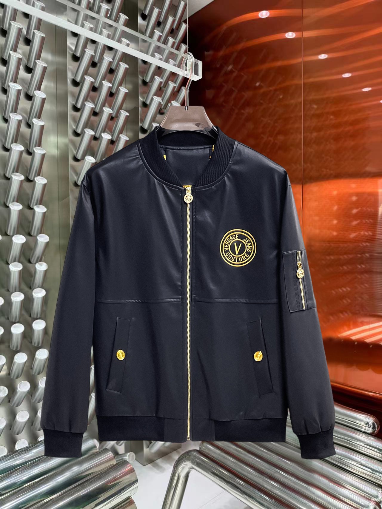 NO:774822,Versace's official website has the same style, complete with three labels, on sale in advance. 2026ss new spring men's jackets, high-end version with complete three labels of the original order. Custom-made fabrics at the counter. Highly breathable and comfortable, impeccable details, brand element design concept, reflecting high quality. Delicate and soft feel. Casual tailoring, excellent upper body shape. Size M～3XL, maximum wearing capacity is 195 catties.,versace,jackets & coats,jackets & coats,19860909范思哲官网同款,三标齐全,提前发售 2026ss开春新款男士夹克外套,原单三标齐全高端版本 专柜定制面料 透气舒适度高,细节无可挑剔,品牌元素设计理念,体现高品质.手感细腻柔软 呈现休闲裁剪,上身版型超赞 码数M～3XL,最大穿195斤,,versace,jackets & coats,jackets & coats,,Men's clothing