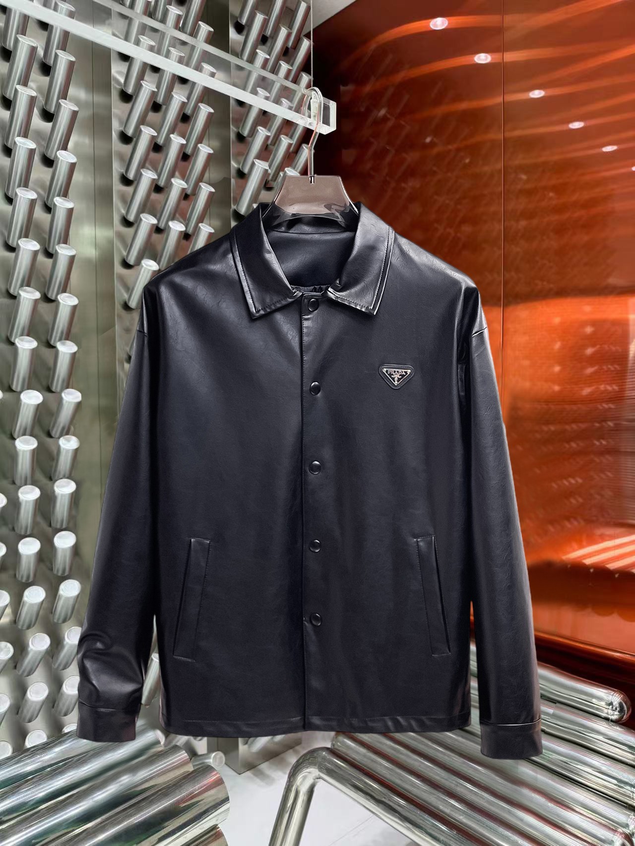 NO:774827,The same model from the Prada official website, complete with three labels, sold in advance. 2026ss new spring men's jacket, high-end version with complete three labels from the original order. Custom-made fabrics at the counter. Highly breathable and comfortable, impeccable details, brand element design concept, reflecting high quality. Delicate and soft feel. Casual tailoring, excellent upper body shape. Size M～3XL, maximum wearing capacity is 195 catties., prada, jackets & coats, jackets & coats,19860909普拉达官网同款,三标齐全,提前发售 2026ss开春新款男士夹克外套,原单三标齐全高端版本 专柜定制面料 透气舒适度高,细节无可挑剔,品牌元素设计理念,体现高品质.手感细腻柔软 呈现休闲裁剪,上身版型超赞 码数M～3XL,最大穿195斤,,prada,jackets & coats,jackets & coats,,Men's clothing