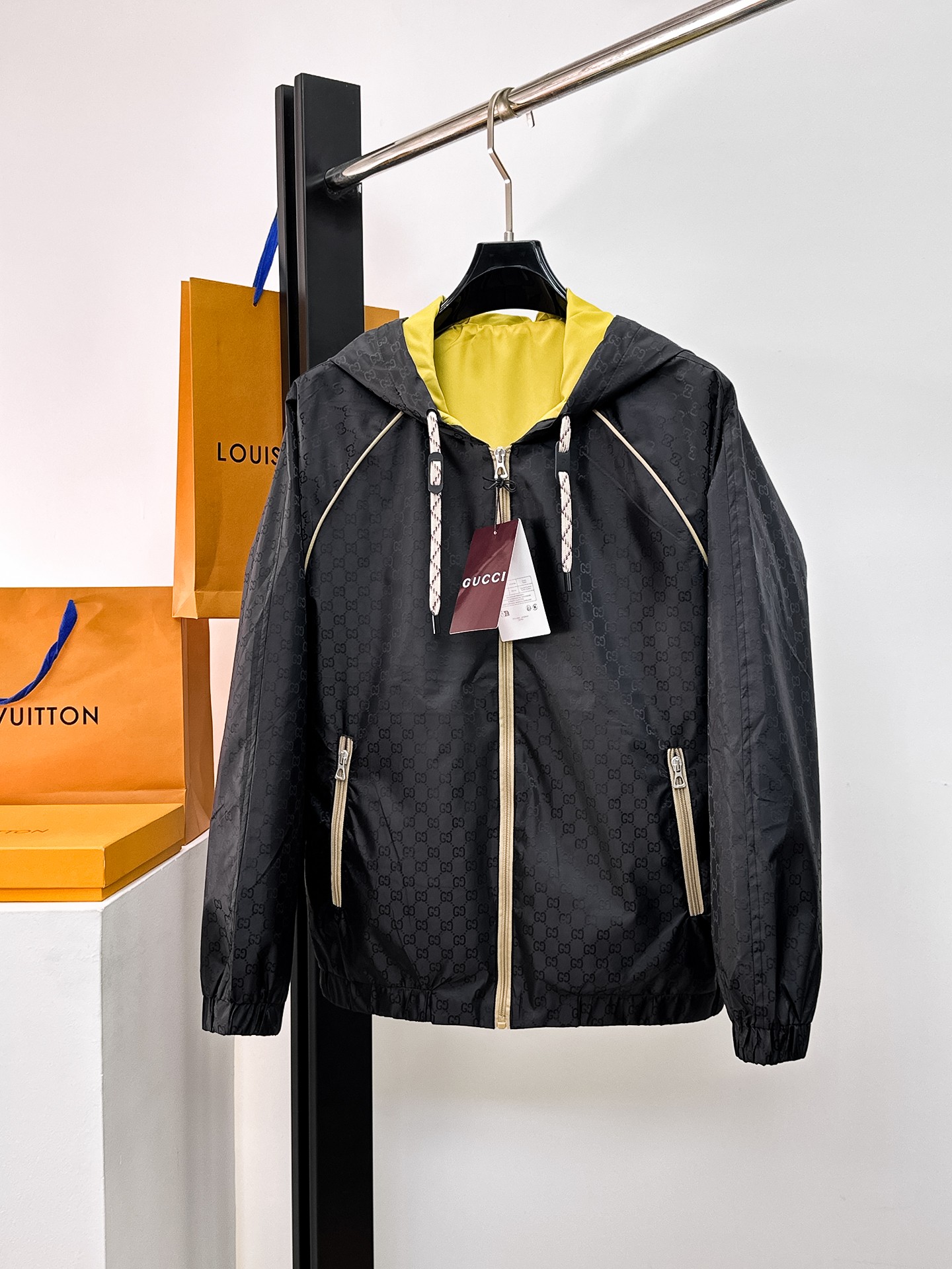 NO:662323,Same style as Gucci official website, on sale in advance!  2025ss new men's jacket, original three-standard high-end version!  With hidden hood, custom-made fabrics at the counter, highly breathable and comfortable, impeccable details, brand element design concept, reflecting high quality. It feels delicate and soft!  It presents a casual cut and the upper body shape is awesome!  Size M～3XL, maximum wear is 195kg.,,jackets & coats,jackets & coats,hats, 19860909古奇 官网同款,提前发售！2025ss新款男士夹克外套,原单三标齐全高端版本！带隐藏帽,专柜定制面料 透气舒适度高,细节无可挑剔,品牌元素设计理念,体现高品质.手感细腻柔软！呈现休闲裁剪,上身版型超赞！码数M～3XL,最大穿195斤.,,jackets & coats,jackets & coats,hats, ,Men's clothing