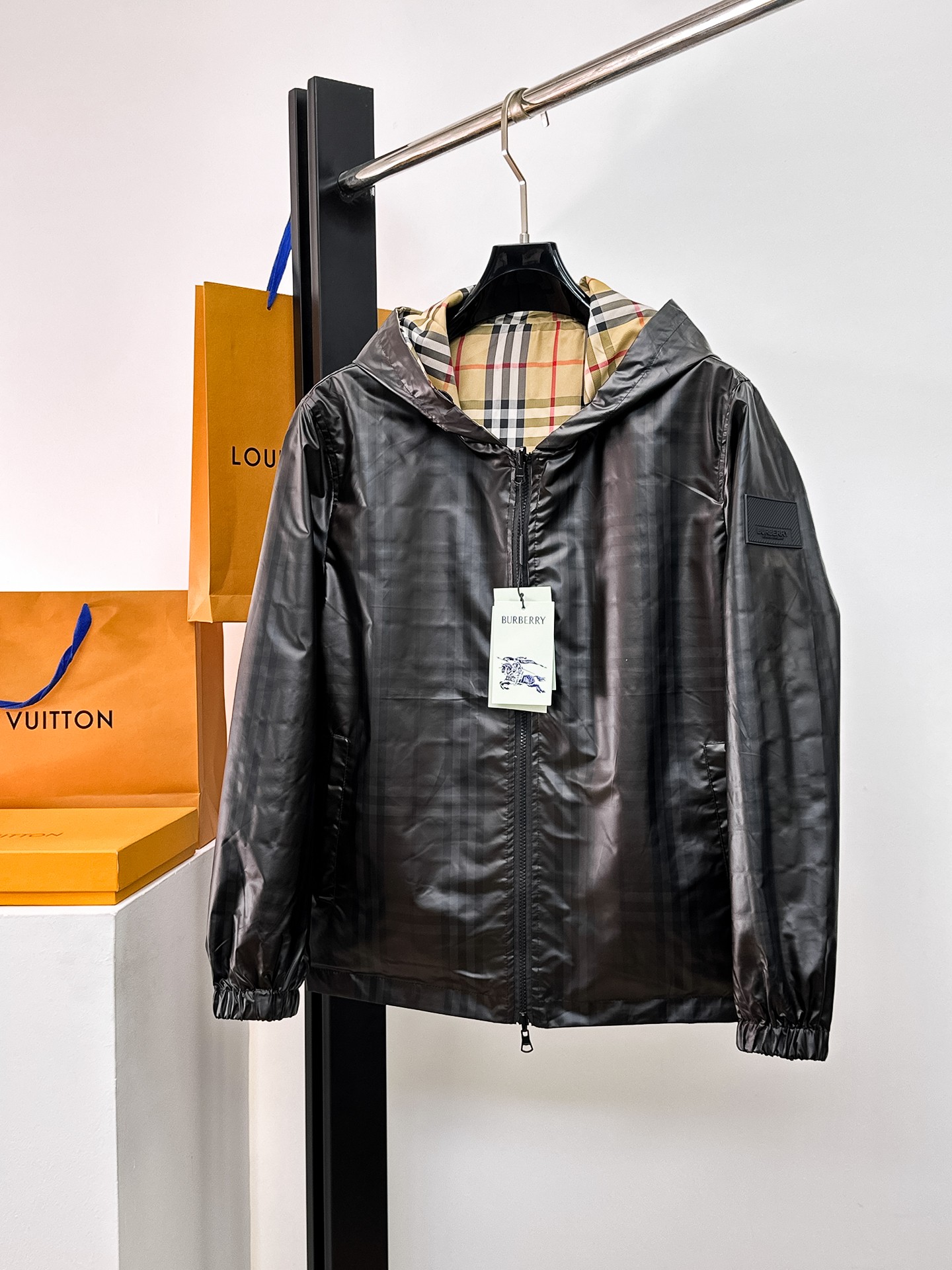 NO:662327,Same style as Burberry official website, on sale in advance!  2025ss new men's reversible jacket, original single and three-standard high-end version!  With hidden hood, custom-made fabrics at the counter, highly breathable and comfortable, impeccable details, brand element design concept, reflecting high quality. It feels delicate and soft!  It presents a casual cut and the upper body shape is awesome!  Size M～3XL, maximum wear is 195kg.,,burberry,jackets & coats,jackets & coats,hats, 19860909巴宝莉 官网同款,提前发售！2025ss新款男士双面穿夹克外套,原单三标齐全高端版本！带隐藏帽,专柜定制面料 透气舒适度高,细节无可挑剔,品牌元素设计理念,体现高品质.手感细腻柔软！呈现休闲裁剪,上身版型超赞！码数M～3XL,最大穿195斤.,,burberry,jackets & coats,jackets & coats,hats, ,Men's clothing