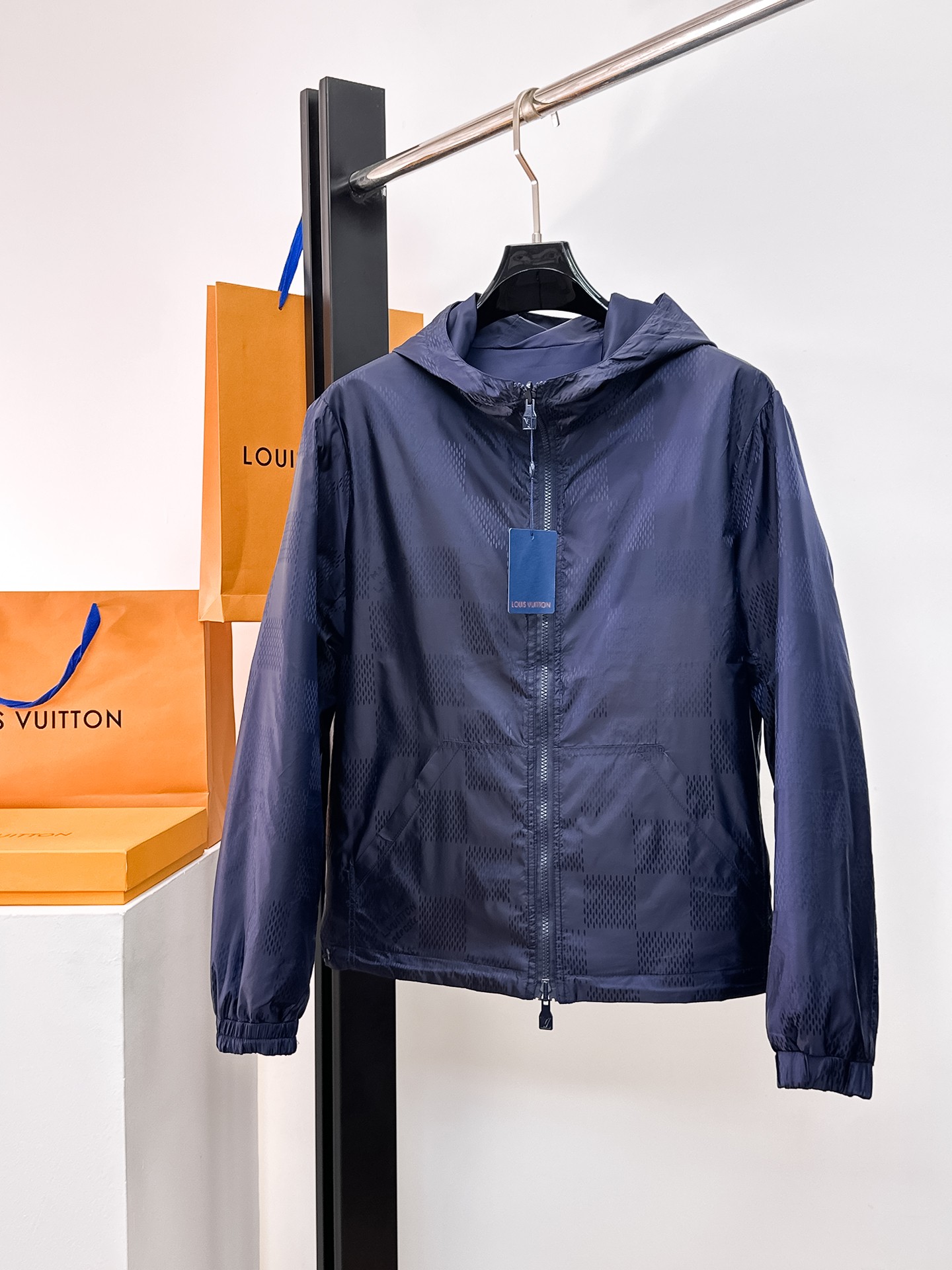 NO:662330,Same style as on LV official website, on sale in advance!  2025ss new men's jacket, original three-standard high-end version!  With hidden hood, custom-made fabrics at the counter, highly breathable and comfortable, impeccable details, brand element design concept, reflecting high quality. It feels delicate and soft!  It presents a casual cut and the upper body shape is awesome!  Size M～3XL, maximum wear is 195kg.,,louis vuitton,jackets & coats,jackets & coats,hats, 19860909LV 官网同款,提前发售！2025ss新款男士夹克外套,原单三标齐全高端版本！带隐藏帽,专柜定制面料 透气舒适度高,细节无可挑剔,品牌元素设计理念,体现高品质.手感细腻柔软！呈现休闲裁剪,上身版型超赞！码数M～3XL,最大穿195斤.,,louis vuitton,jackets & coats,jackets & coats,hats, ,Men's clothing