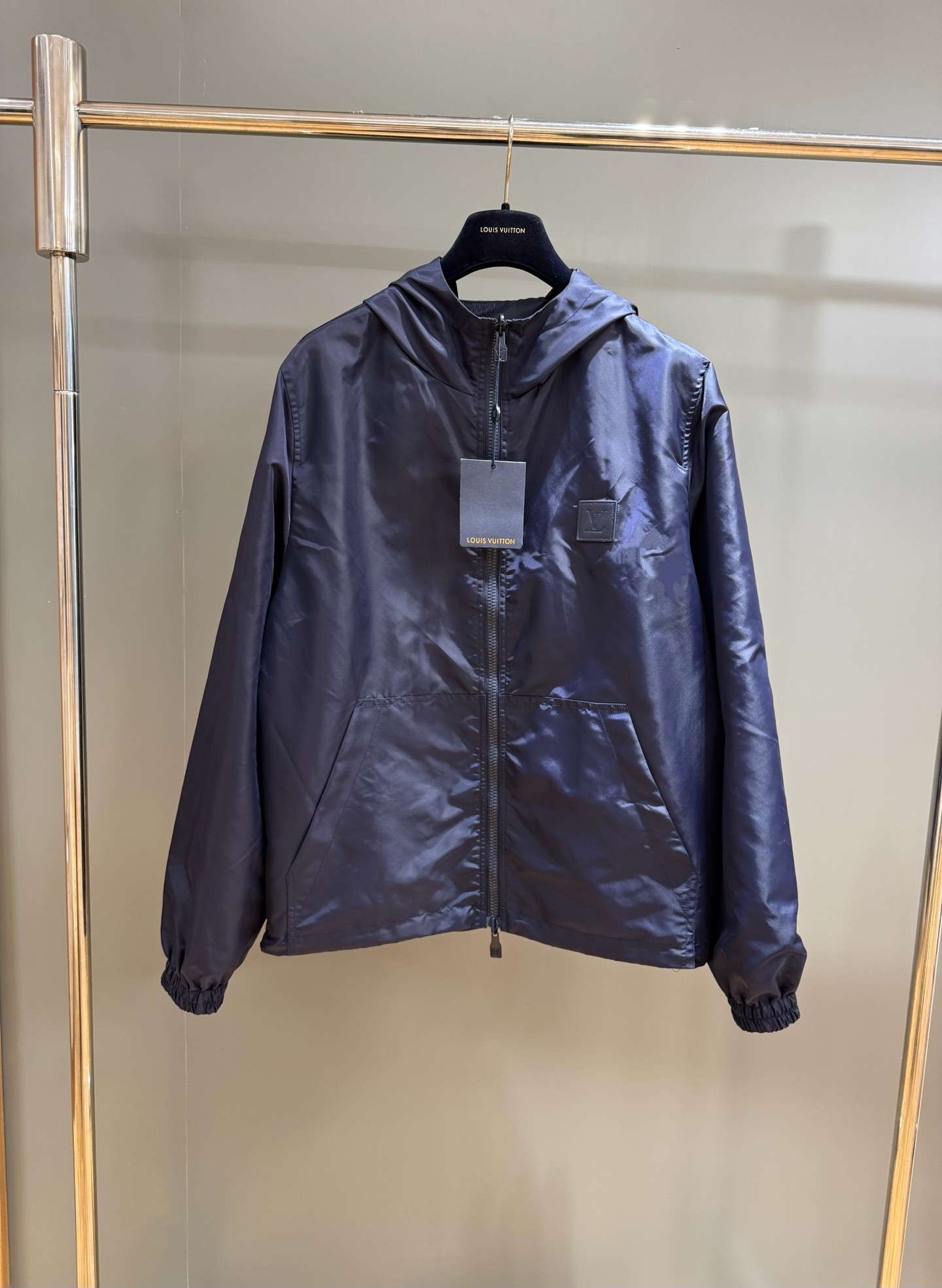 NO:936908,LV reversible jacket (the real thing is darker due to lighting issues) This reversible windproof jacket is made of technical fabrics, with a LV leather patch on the left chest of the plain matte side, and a full Damier jacquard texture on the other side. It can be flexibly integrated into various styles and easily cope with changing weather. M~3XL,, louis vuitton, jackets & coats,19860909LV双面穿夹克衫（灯光问题 实物深色一点) 本款双面防风夹克取材科技面料,于素净哑光一面的左侧胸前点缀 LV皮革贴饰,再为另一面全幅铺陈Damier提花织纹.可灵活融入各式造型,轻松应对多变天气.M~3XL,,louis vuitton,jackets & coats,,Men's clothing