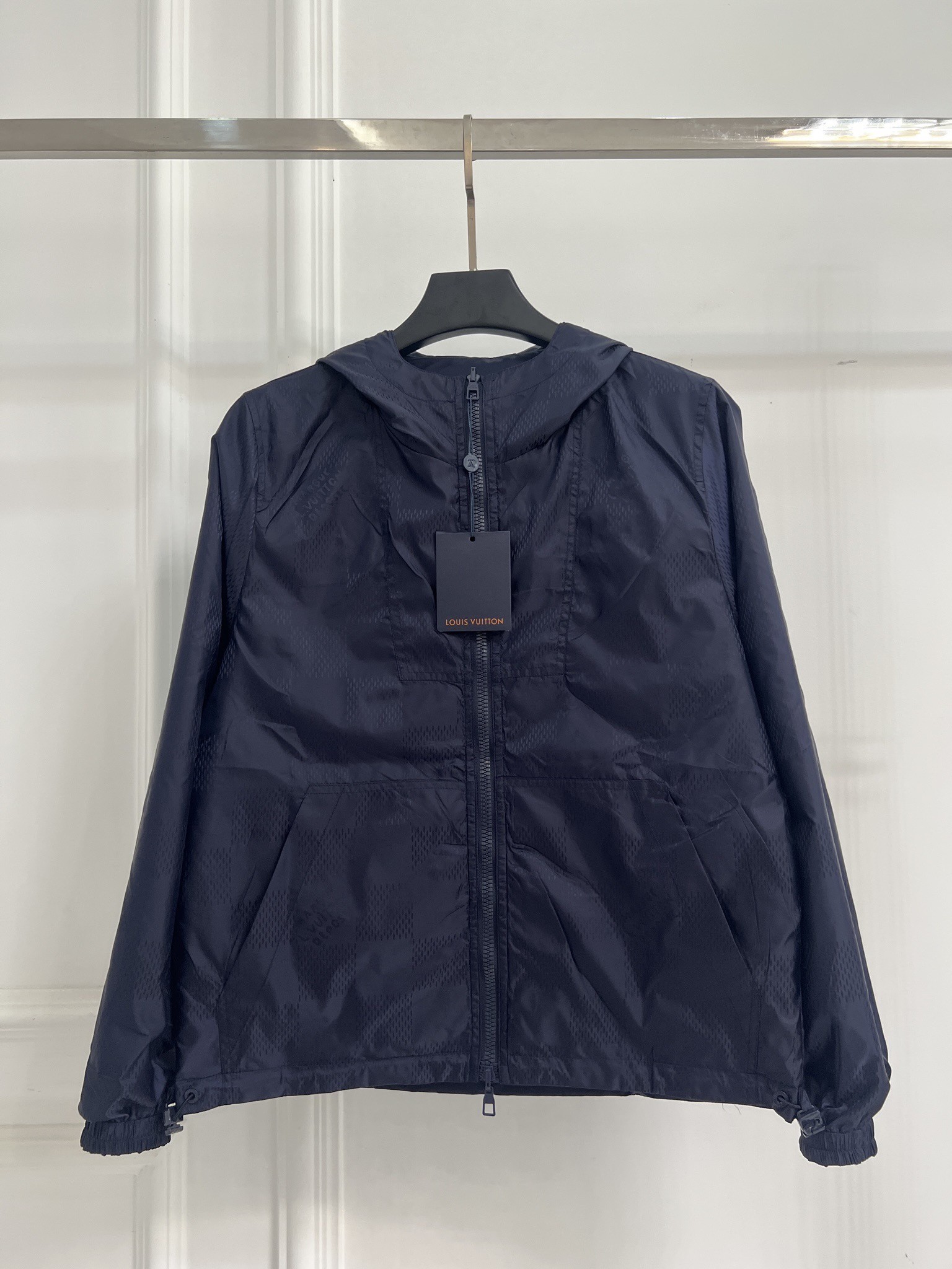 NO:936902,High-quality LV double-sided jacquard, one side has a square LOGO badge embellishment on the chest. It is simple and fashionable to wear, and the other side has the classic presbyopia logo, which is very high-end and looming. It is so worth it. It is reversible. Boys can enter with their eyes closed. Girls can choose with confidence. It is suitable for different scenes and has no mistakes at all. Navy blue M~3XL, Louis Vuitton,19860909高品质LV双面提花,一面LOGO方型徽章点缀胸前 穿搭简单时尚,另外一面是经典的老花logo,若隐若现非常高级感,这太值了 又是两面穿 男生闭眼入 女生放心选,适合不同场景,完全不出错的款式 藏青色 M~3XL,,louis vuitton,,Men's clothing