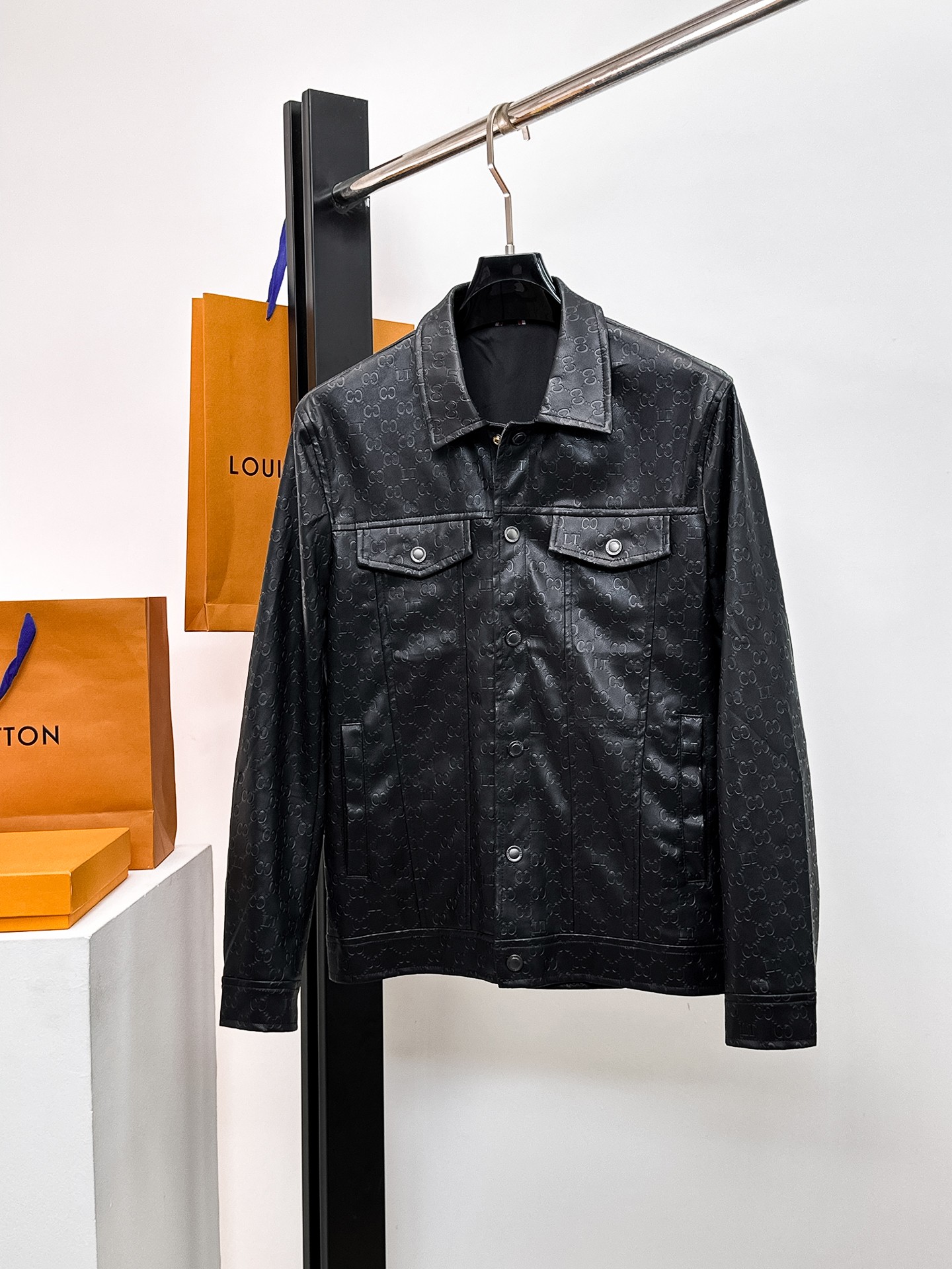 NO:662313,Same style as Gucci official website, on sale in advance!  2025ss new autumn men's leather jackets, original single three-standard high-end version!  , counter-customized fabrics with high breathability and comfort, impeccable details, brand element design concept, reflecting high quality. It feels delicate and soft!  It presents a casual cut and the upper body shape is awesome!  Size M～3XL, maximum wearing capacity is 195 catties.,,jackets & coats,jackets & coats,leather jacket, 19860909古奇 官网同款,提前发售！2025ss开秋新款男士皮衣夹克外套,原单三标齐全高端版本！,专柜定制面料 透气舒适度高,细节无可挑剔,品牌元素设计理念,体现高品质.手感细腻柔软！呈现休闲裁剪,上身版型超赞！码数M～3XL,最大穿195斤.,,jackets & coats,jackets & coats,leather jacket, ,Men's clothing