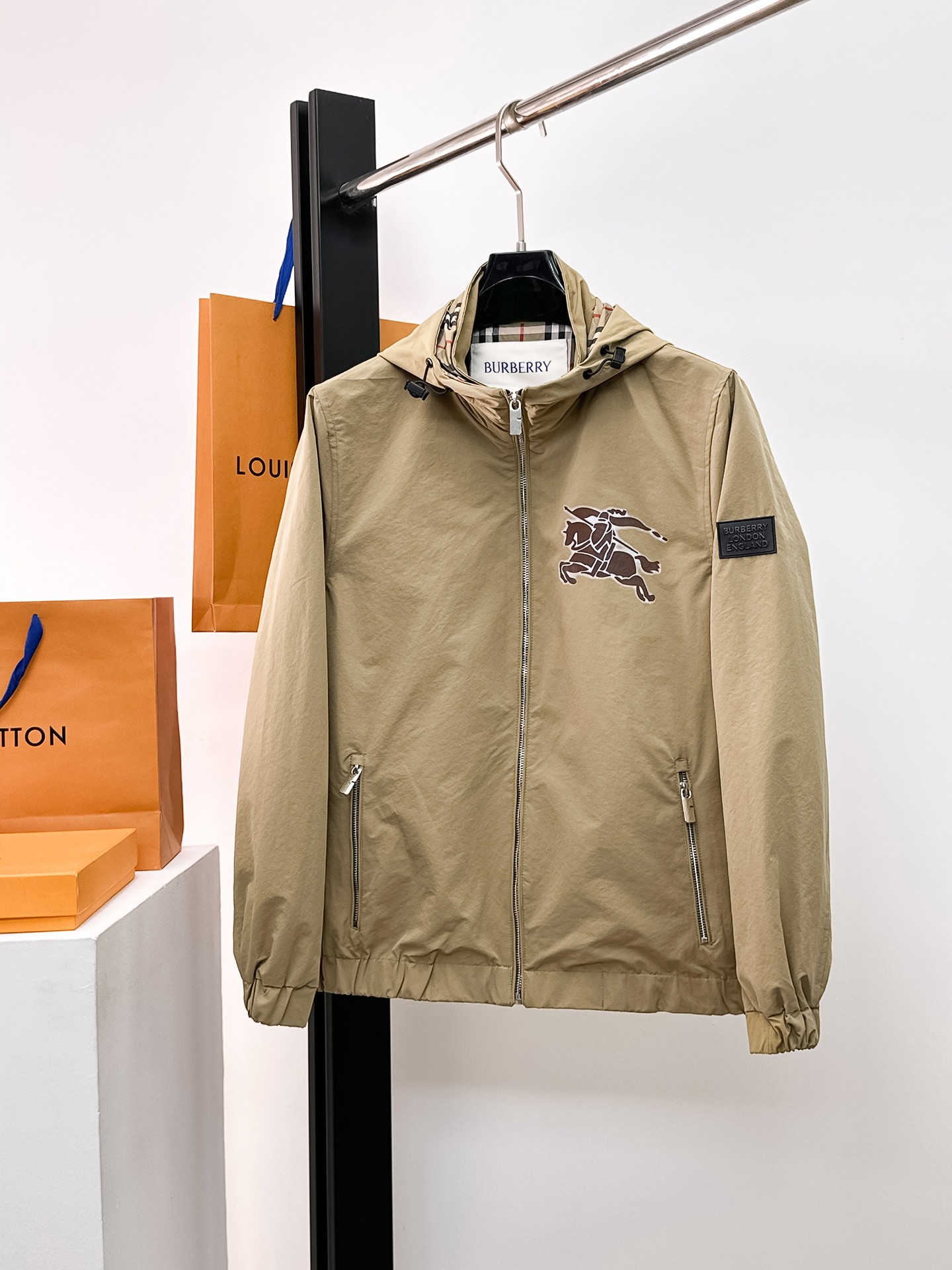 NO:662333,Same style as Burberry official website, on sale in advance!  2025ss new men's jacket, original three-standard high-end version!  With hidden hood, custom-made fabrics at the counter, highly breathable and comfortable, impeccable details, brand element design concept, reflecting high quality. It feels delicate and soft!  It presents a casual cut and the upper body shape is awesome!  Size M～3XL, maximum wear is 195kg.,,burberry,jackets & coats,jackets & coats,hats, 19860909巴宝莉 官网同款,提前发售！2025ss新款男士夹克外套,原单三标齐全高端版本！带隐藏帽,专柜定制面料 透气舒适度高,细节无可挑剔,品牌元素设计理念,体现高品质.手感细腻柔软！呈现休闲裁剪,上身版型超赞！码数M～3XL,最大穿195斤.,,burberry,jackets & coats,jackets & coats,hats, ,Men's clothing