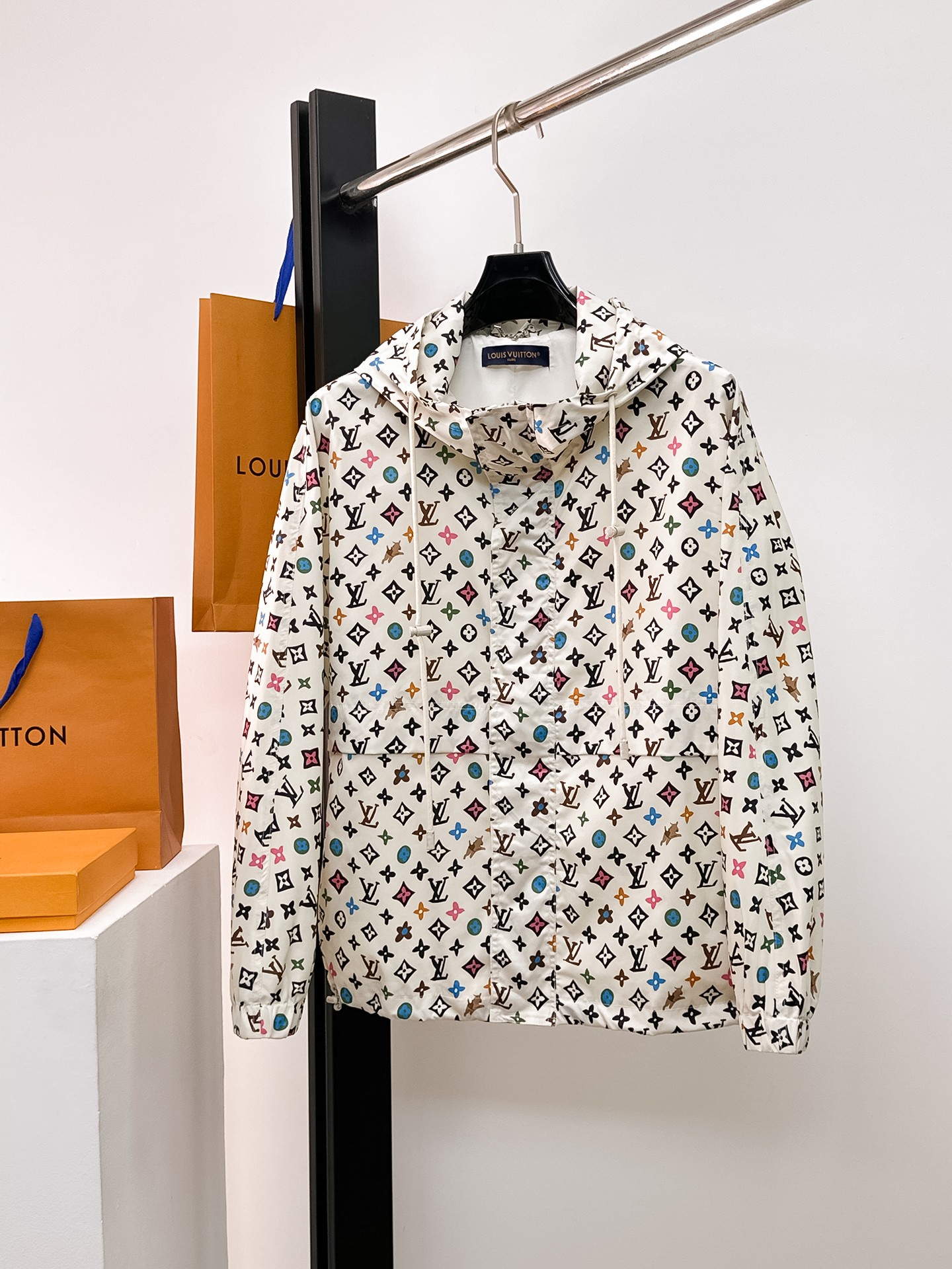 NO:662334,Same style as on LV official website, on sale in advance!  2025ss new men's jacket, original three-standard high-end version!  With hidden hood, custom-made fabrics at the counter, highly breathable and comfortable, impeccable details, brand element design concept, reflecting high quality. It feels delicate and soft!  It presents a casual cut and the upper body shape is awesome!  Size M～3XL, maximum wear is 195kg.,,louis vuitton,jackets & coats,jackets & coats,hats, 19860909LV 官网同款,提前发售！2025ss新款男士夹克外套,原单三标齐全高端版本！带隐藏帽,专柜定制面料 透气舒适度高,细节无可挑剔,品牌元素设计理念,体现高品质.手感细腻柔软！呈现休闲裁剪,上身版型超赞！码数M～3XL,最大穿195斤.,,louis vuitton,jackets & coats,jackets & coats,hats, ,Men's clothing