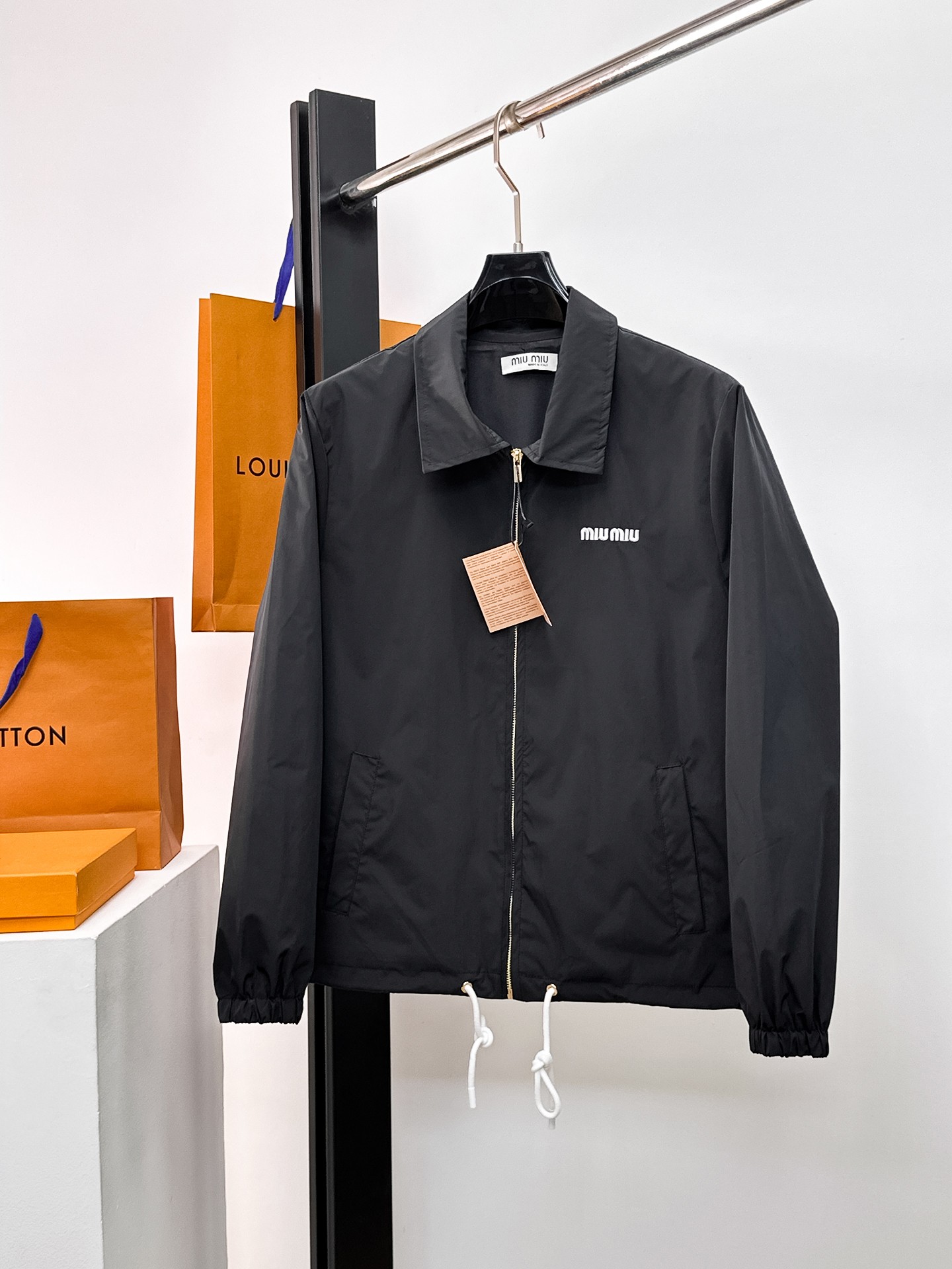 NO:662309,The same style on the miumiu official website, on sale in advance!  2025ss new men's jacket, original three-standard high-end version!  With hidden hood, custom-made fabrics at the counter, highly breathable and comfortable, impeccable details, brand element design concept, reflecting high quality. It feels delicate and soft!  It presents a casual cut and the upper body shape is awesome!  Size M～3XL, maximum wear is 195kg.,,miumiu,jackets & coats,jackets & coats,hats, 19860909miumiu 官网同款,提前发售！2025ss新款男士夹克外套,原单三标齐全高端版本！带隐藏帽,专柜定制面料 透气舒适度高,细节无可挑剔,品牌元素设计理念,体现高品质.手感细腻柔软！呈现休闲裁剪,上身版型超赞！码数M～3XL,最大穿195斤.,,miumiu,jackets & coats,jackets & coats,hats, ,Men's clothing