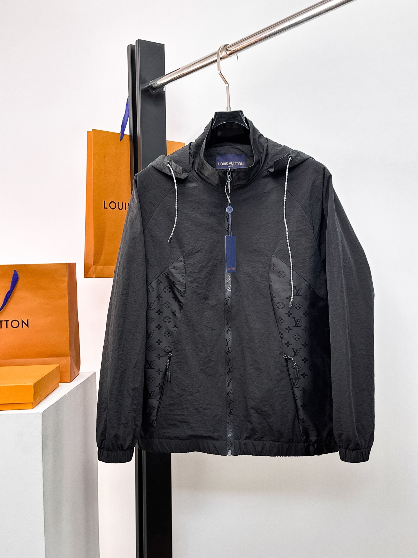 NO:662312,Same style as on LV official website, on sale in advance!  2025ss new men's jacket, original three-standard high-end version!  With hidden hood, custom-made fabrics at the counter, highly breathable and comfortable, impeccable details, brand element design concept, reflecting high quality. It feels delicate and soft!  It presents a casual cut and the upper body shape is awesome!  Size M～3XL, maximum wear is 195kg.,,louis vuitton,jackets & coats,jackets & coats,hats, 19860909LV 官网同款,提前发售！2025ss新款男士夹克外套,原单三标齐全高端版本！带隐藏帽,专柜定制面料 透气舒适度高,细节无可挑剔,品牌元素设计理念,体现高品质.手感细腻柔软！呈现休闲裁剪,上身版型超赞！码数M～3XL,最大穿195斤.,,louis vuitton,jackets & coats,jackets & coats,hats, ,Men's clothing